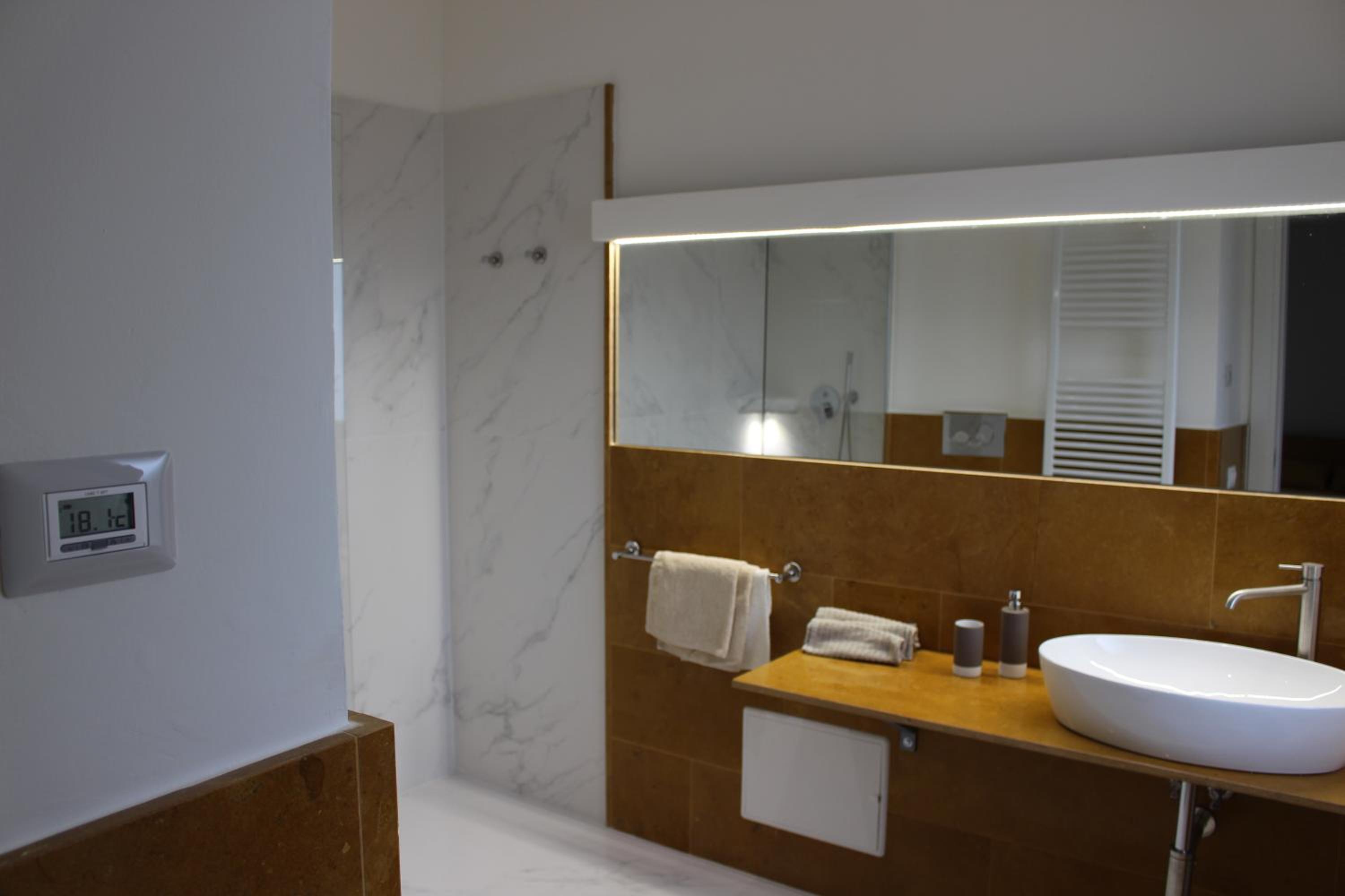 Deluxe Double or Twin Room - Photo 2