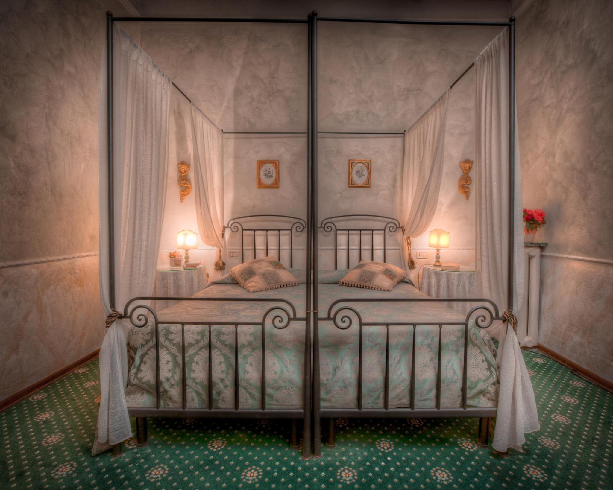 Superior Double Room thumbnail 6