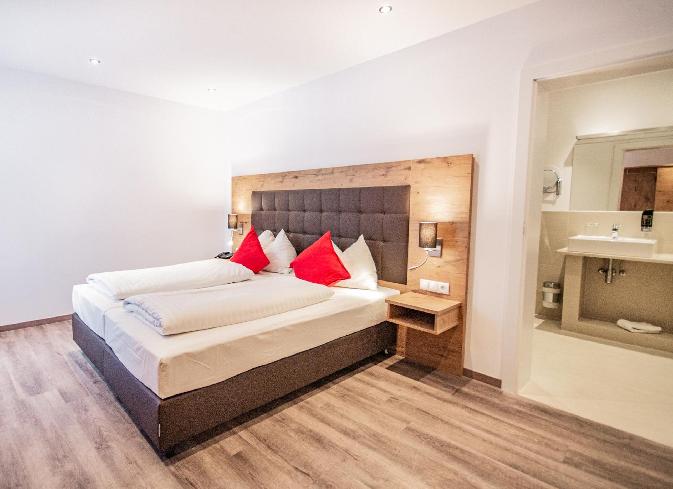 Superior Double Room with Balcony - Photo 12