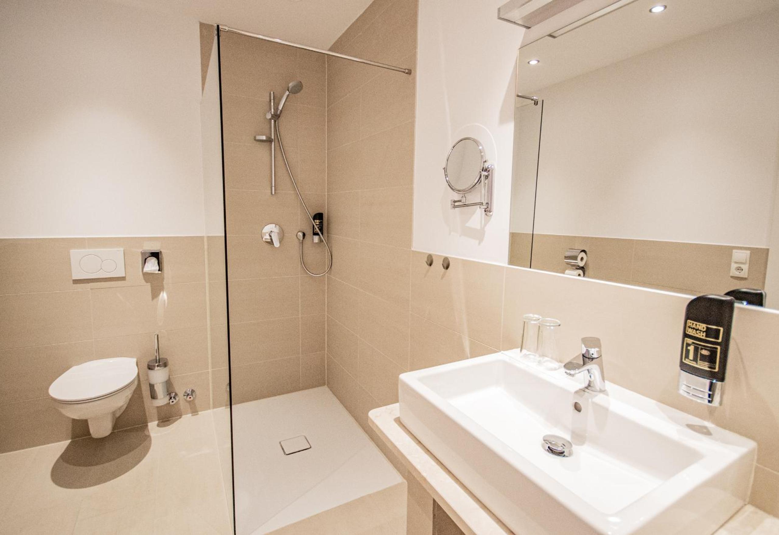 Superior Double Room with Balcony - Photo 8