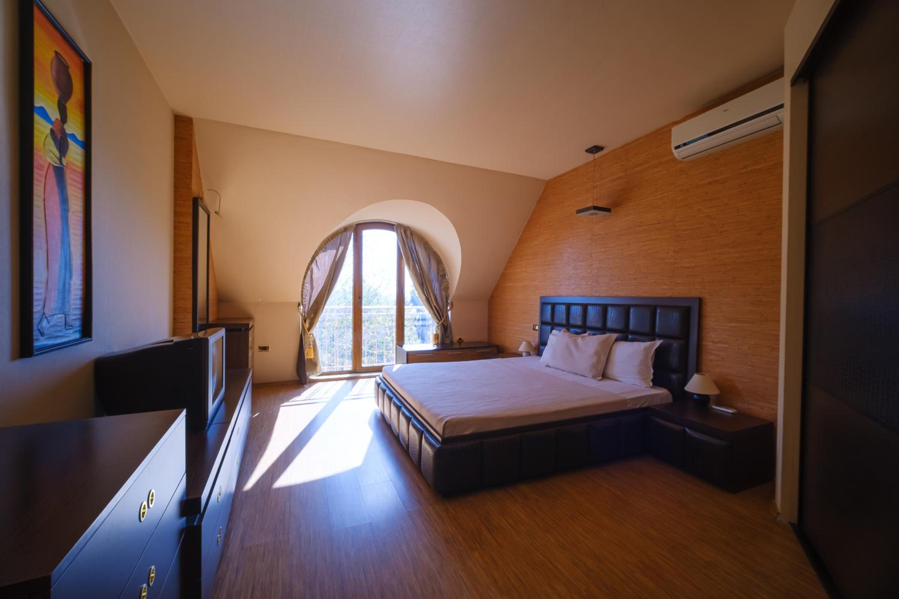 One-Bedroom Apartment - Photo 2