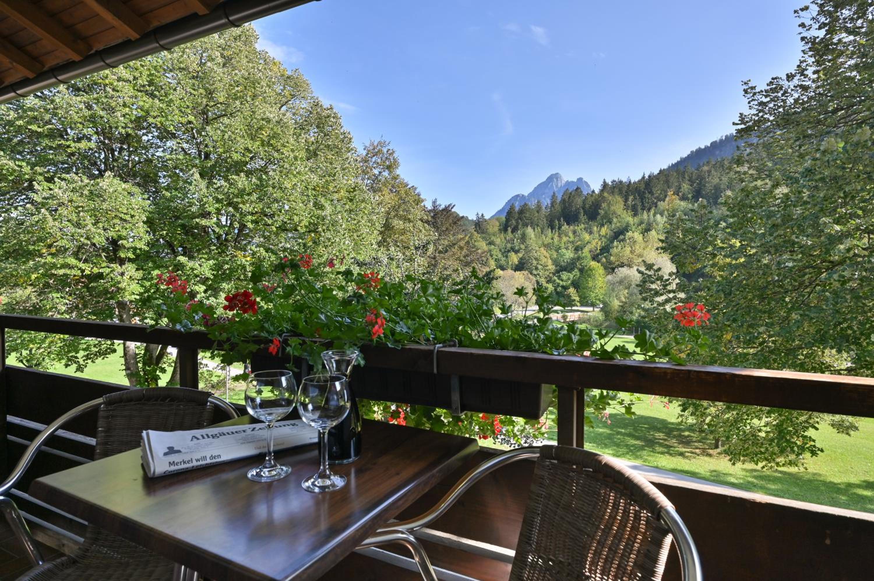 Double Room with Balcony - Photo 11