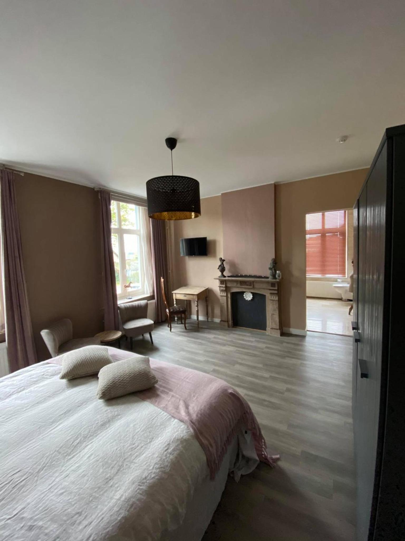 Double Room with Spa Bath photo 2