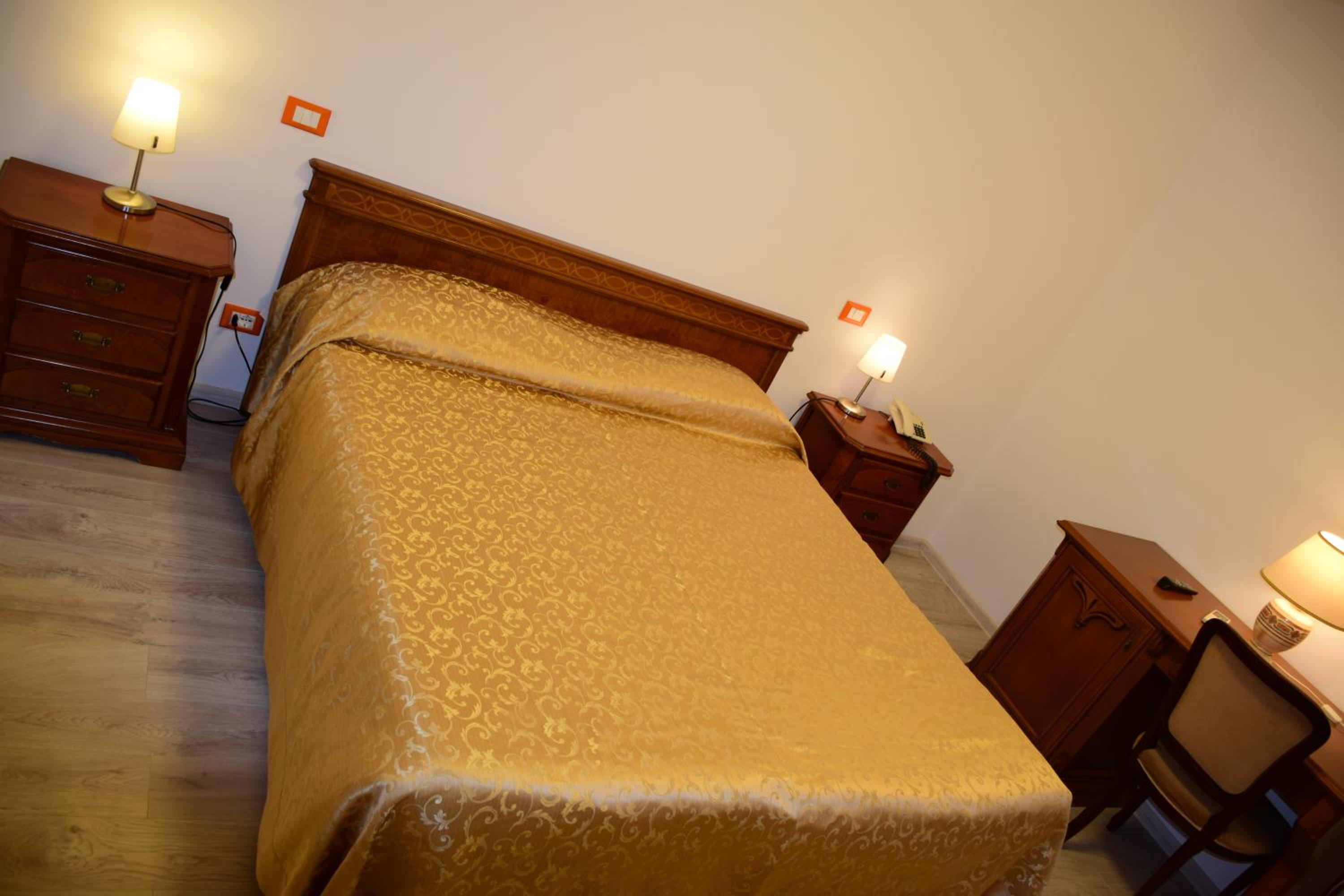 Double or Twin Room - Photo 11