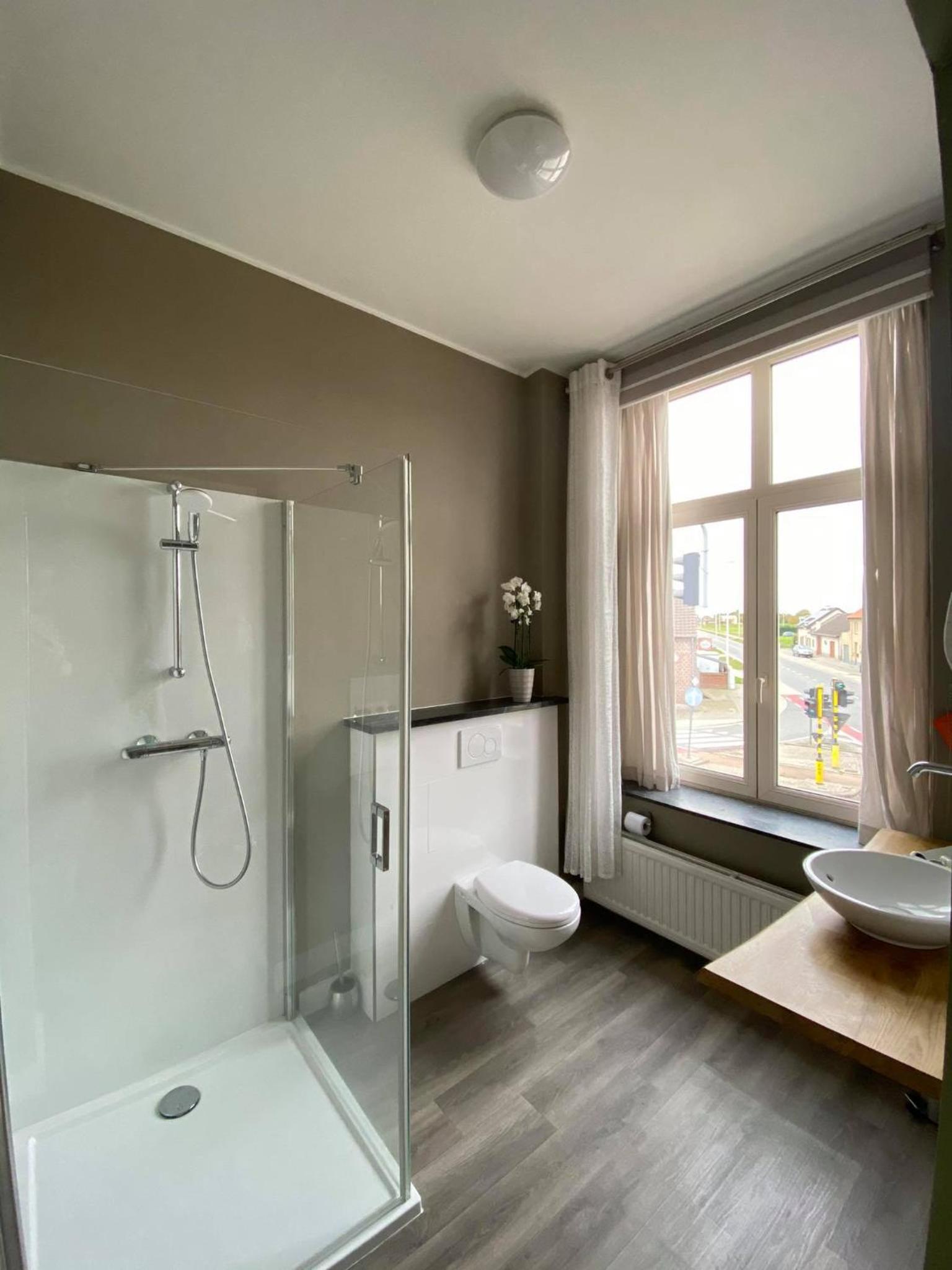 Deluxe Double Room with Shower photo 3
