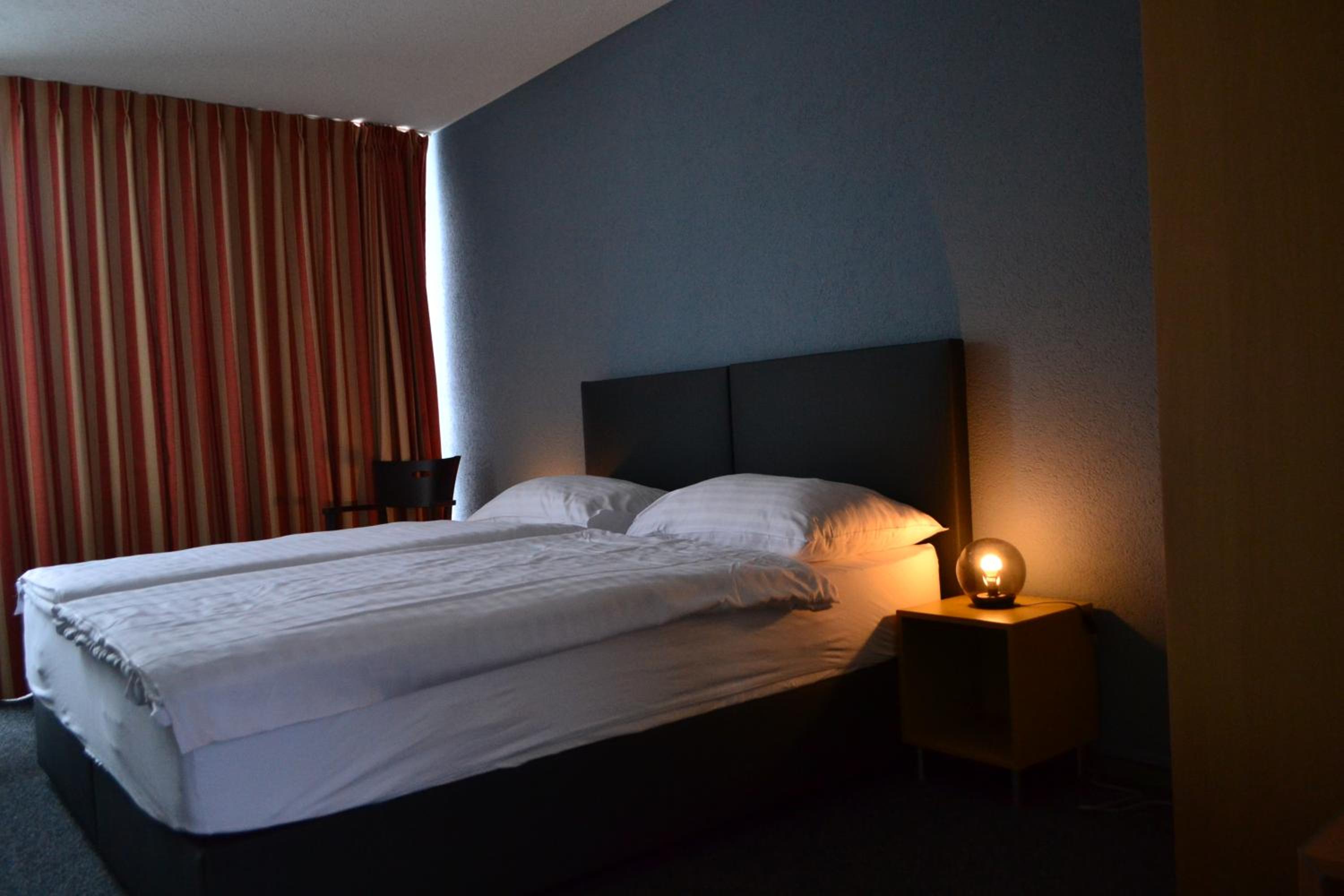 Double Room with Lake View - Photo 12