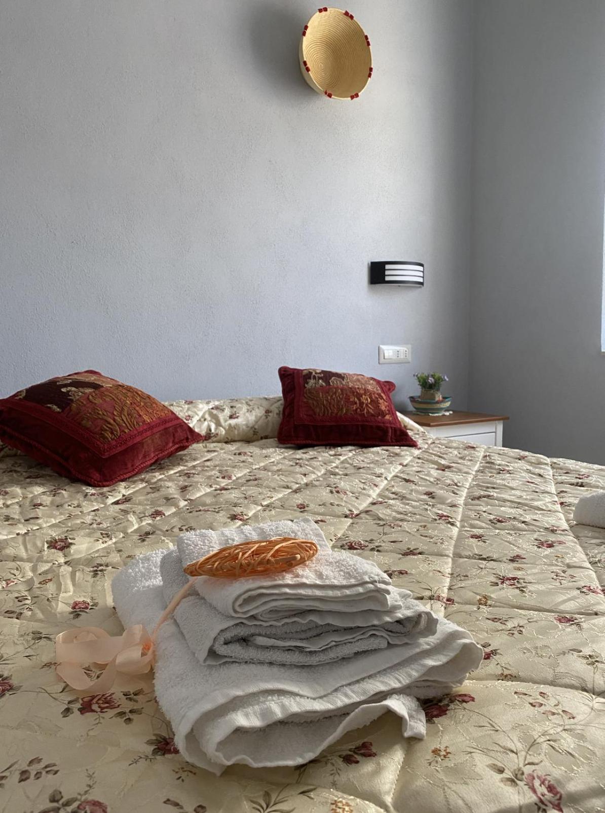 Double Room with Private External Bathroom - Photo 1