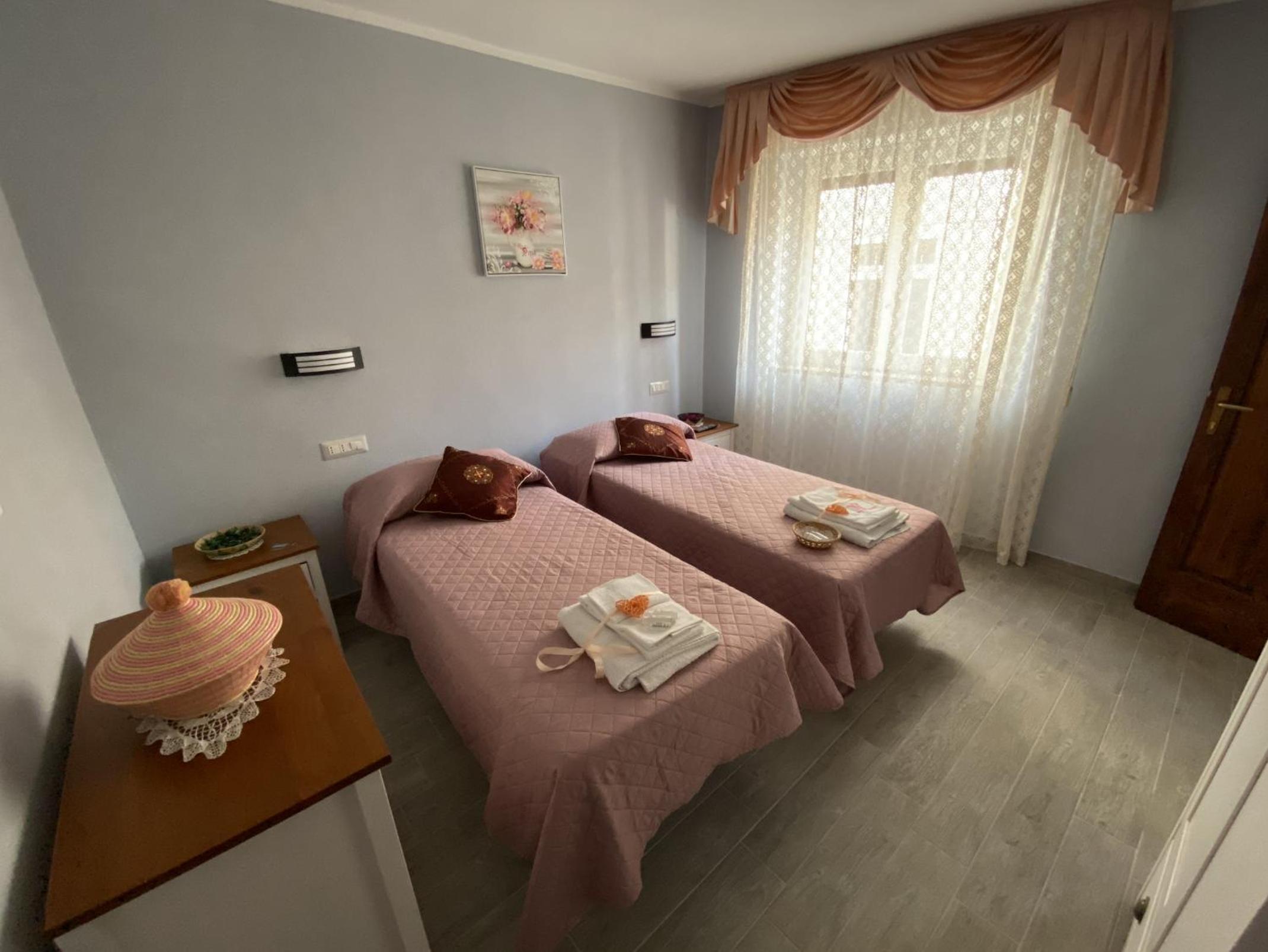 Twin Room - Photo 3