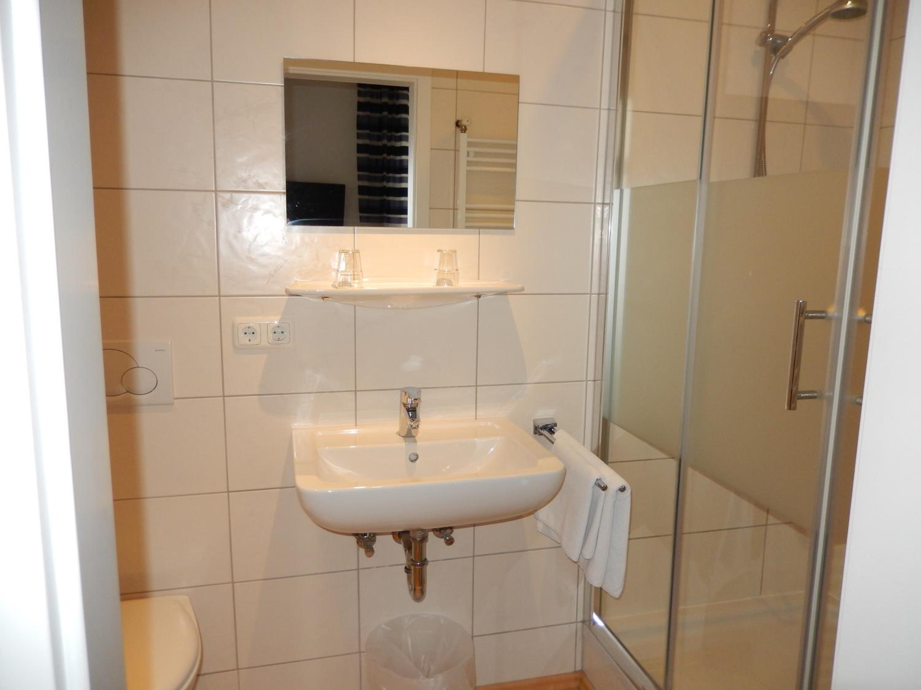 Double Room with Private Bathroom - Photo 12