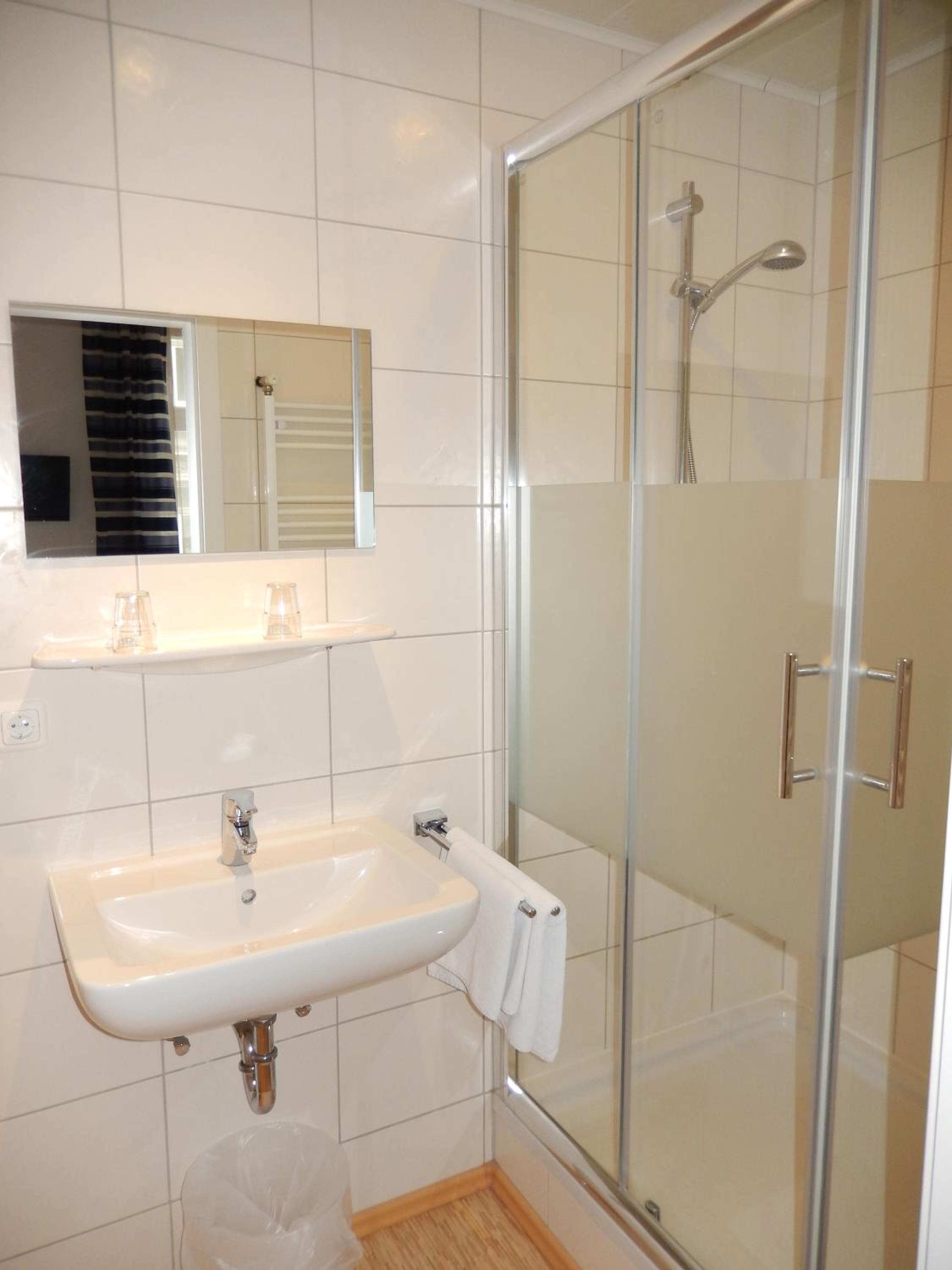 Double Room with Private Bathroom - Photo 19