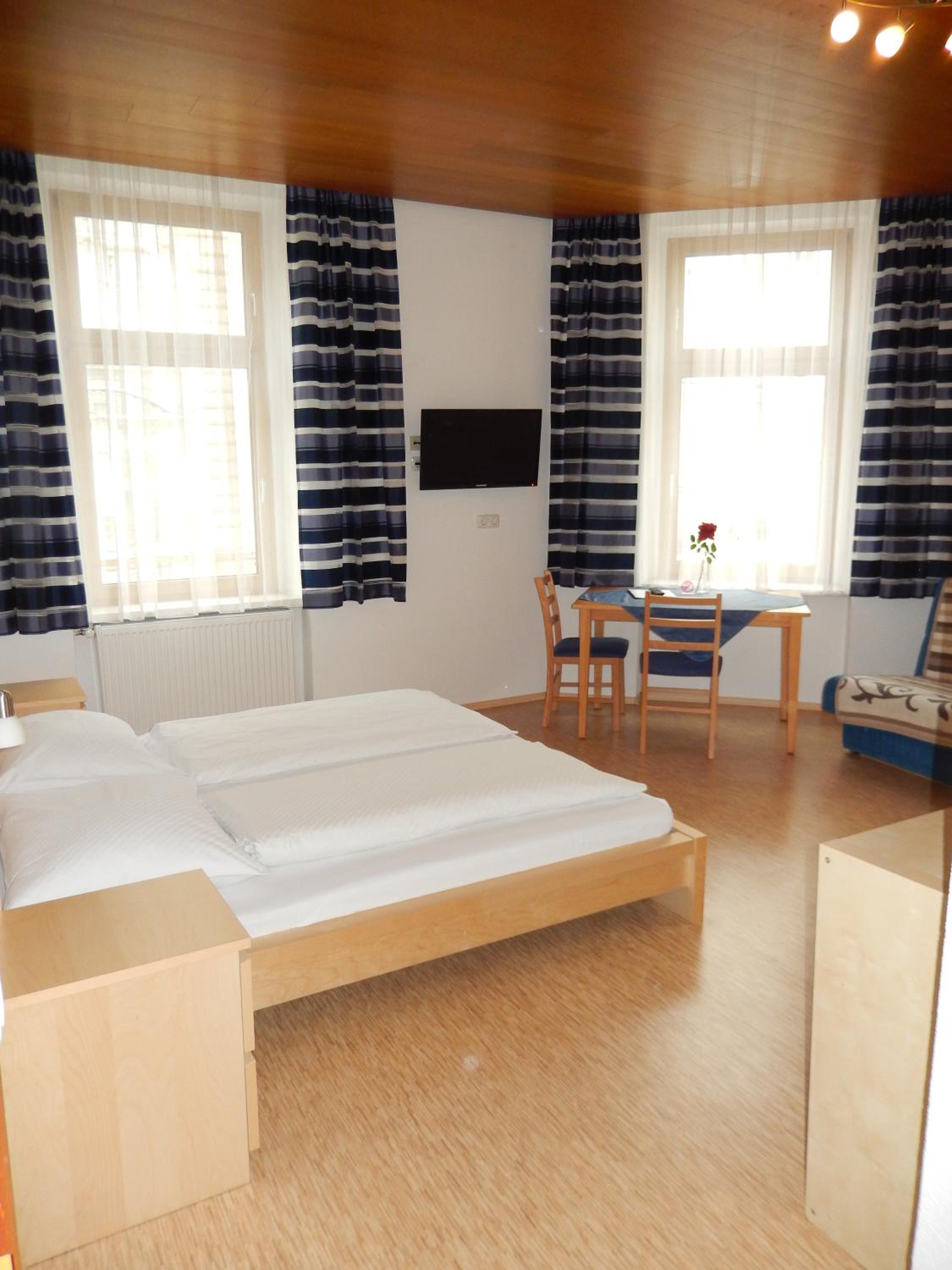 Double Room with Private Bathroom - Photo 15