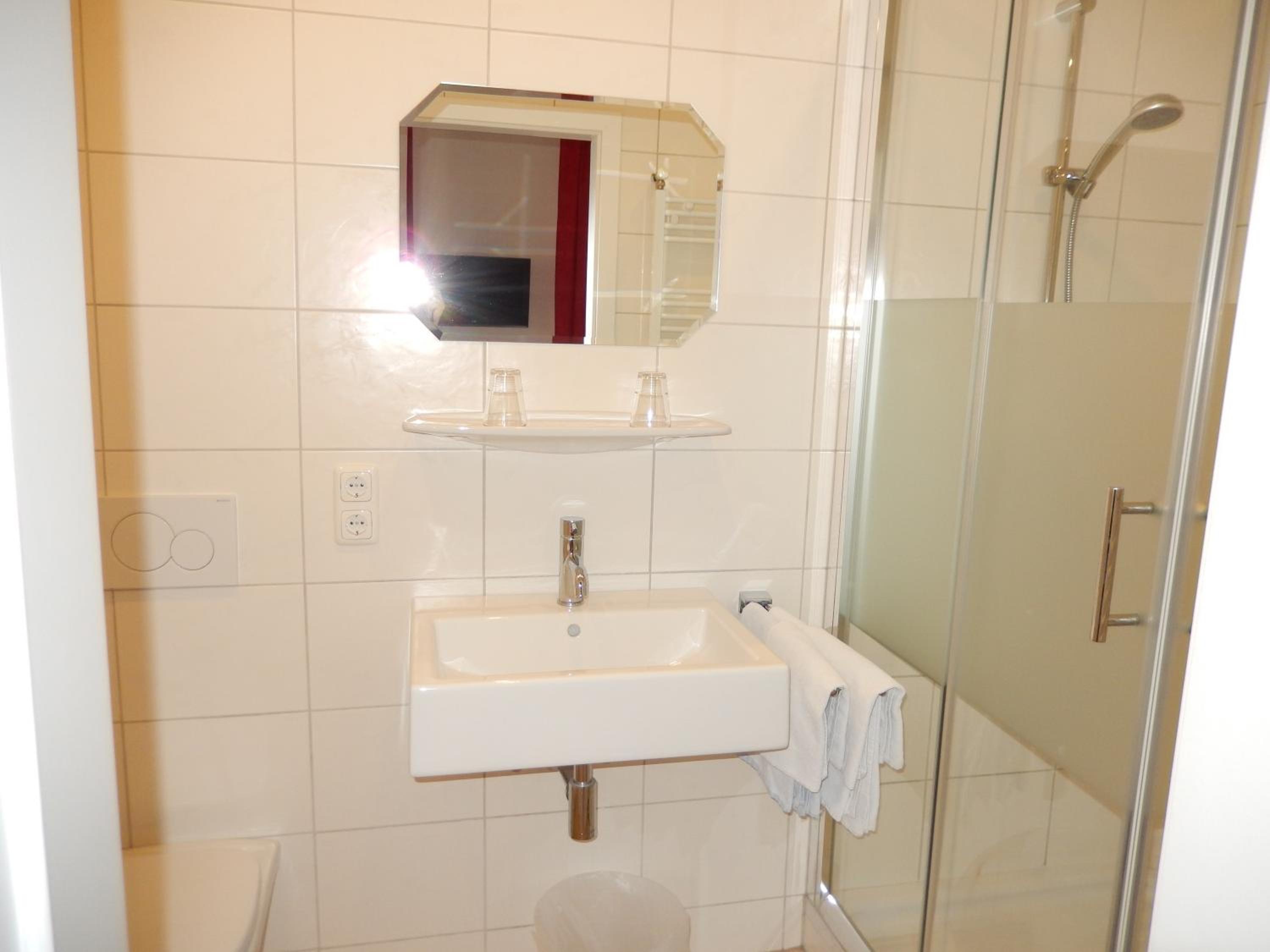 Double Room with Private Bathroom - Photo 17