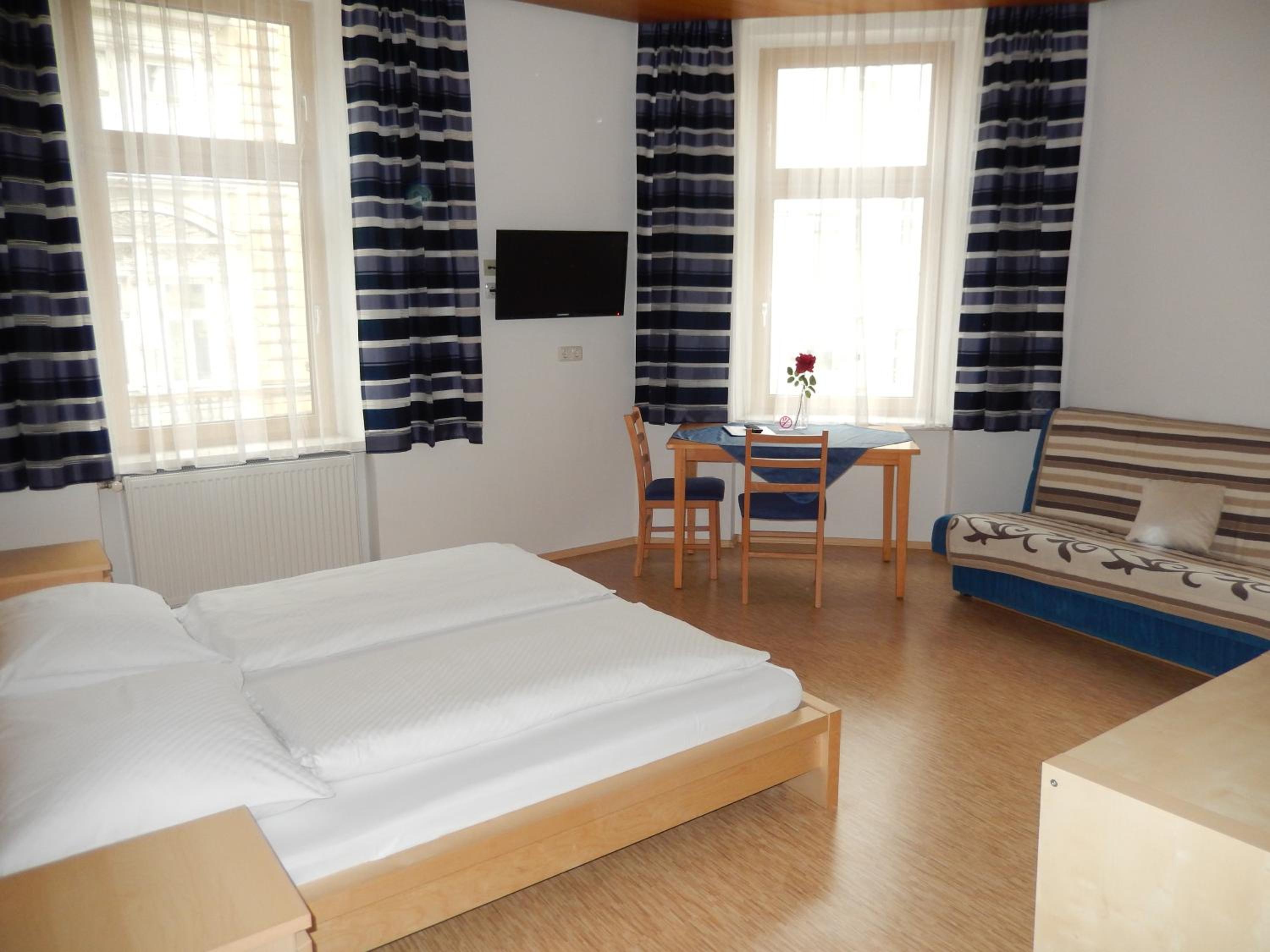 Double Room with Private Bathroom - Photo 2