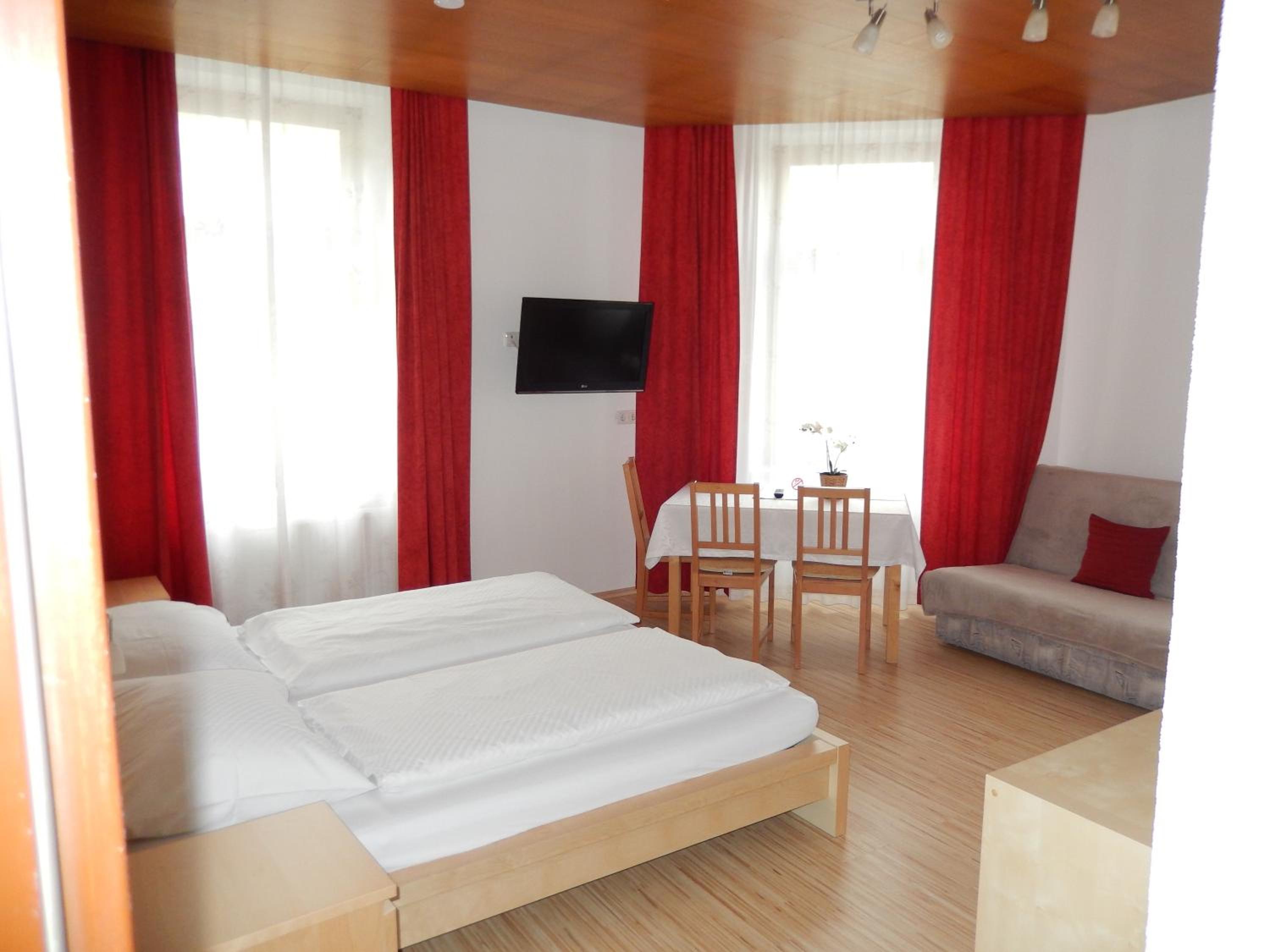 Double Room with Private Bathroom - Photo 8