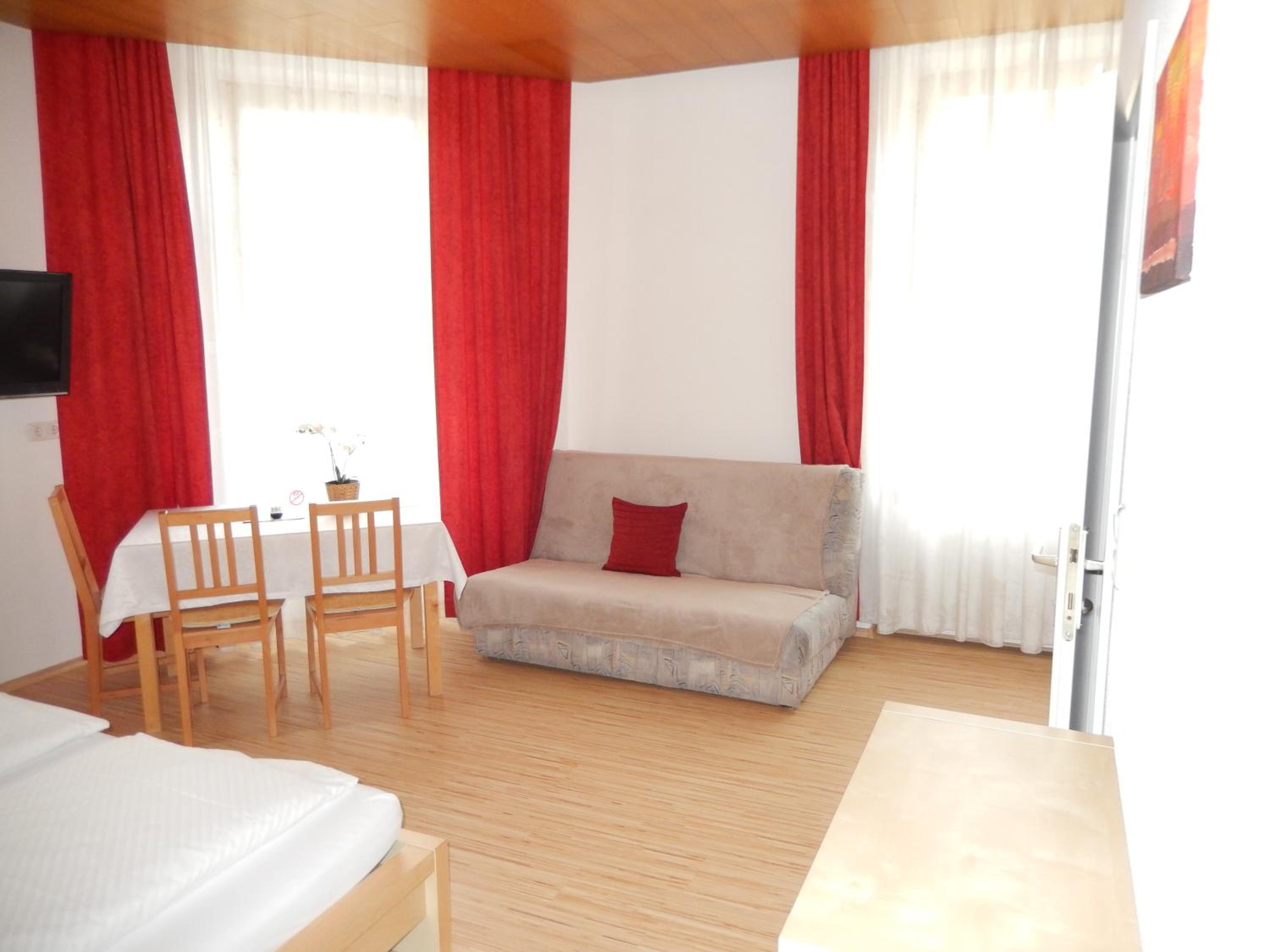 Double Room with Private Bathroom - Photo 9