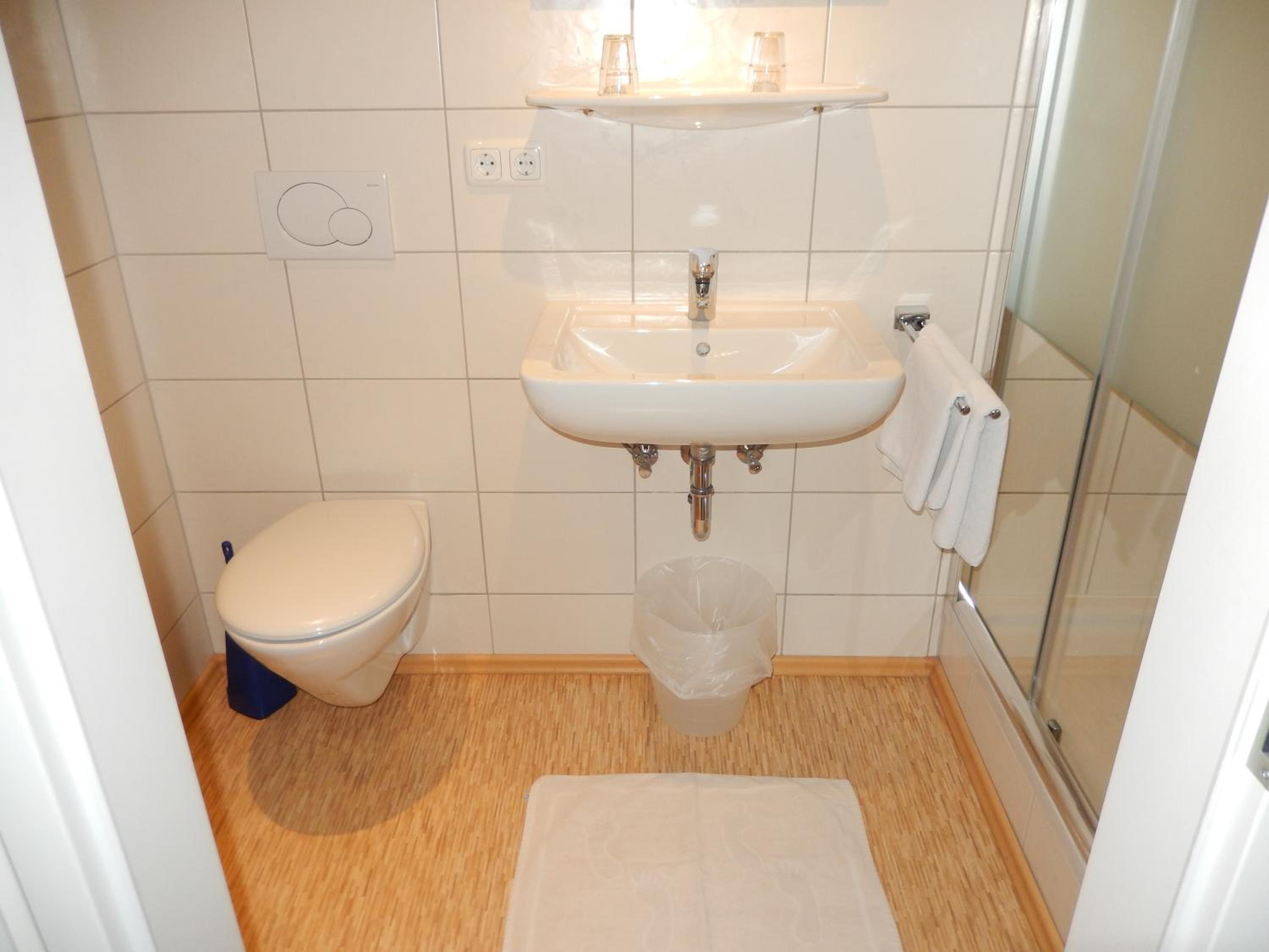 Double Room with Private Bathroom - Photo 13
