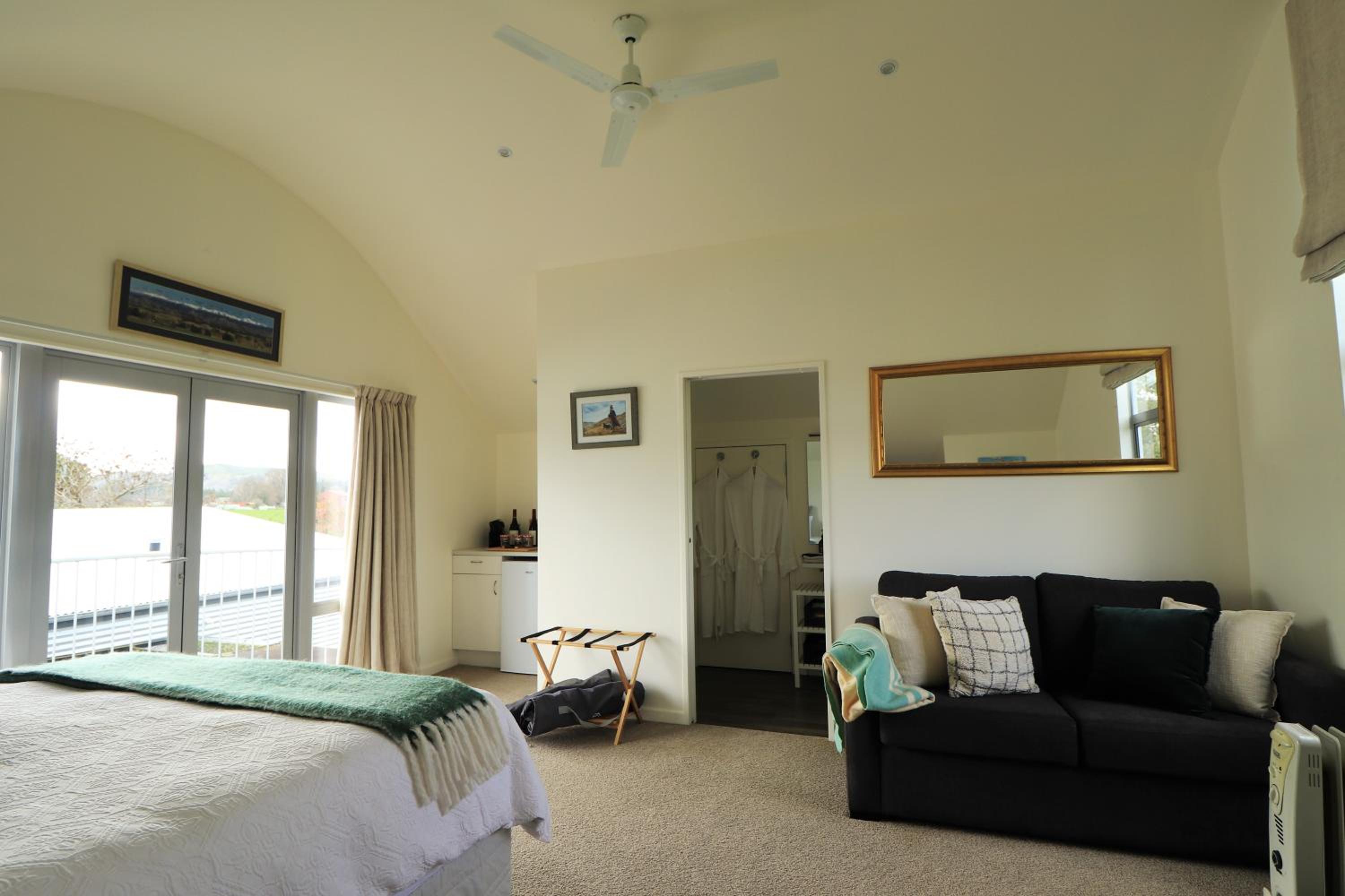 Deluxe Double Room (2 Adults + 1 Child) photo 3