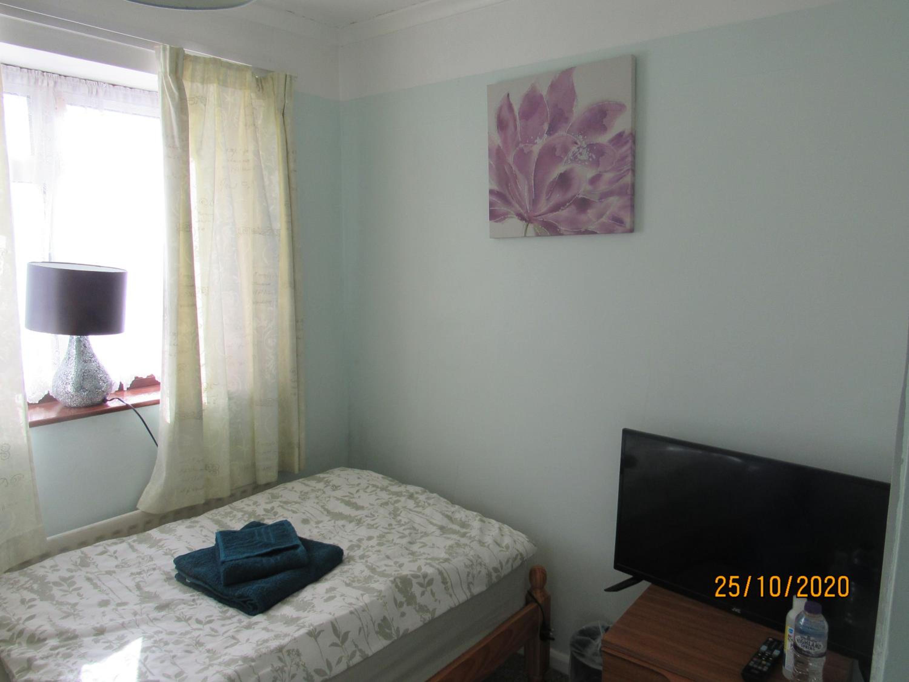 Five-Bedroom House photo 3