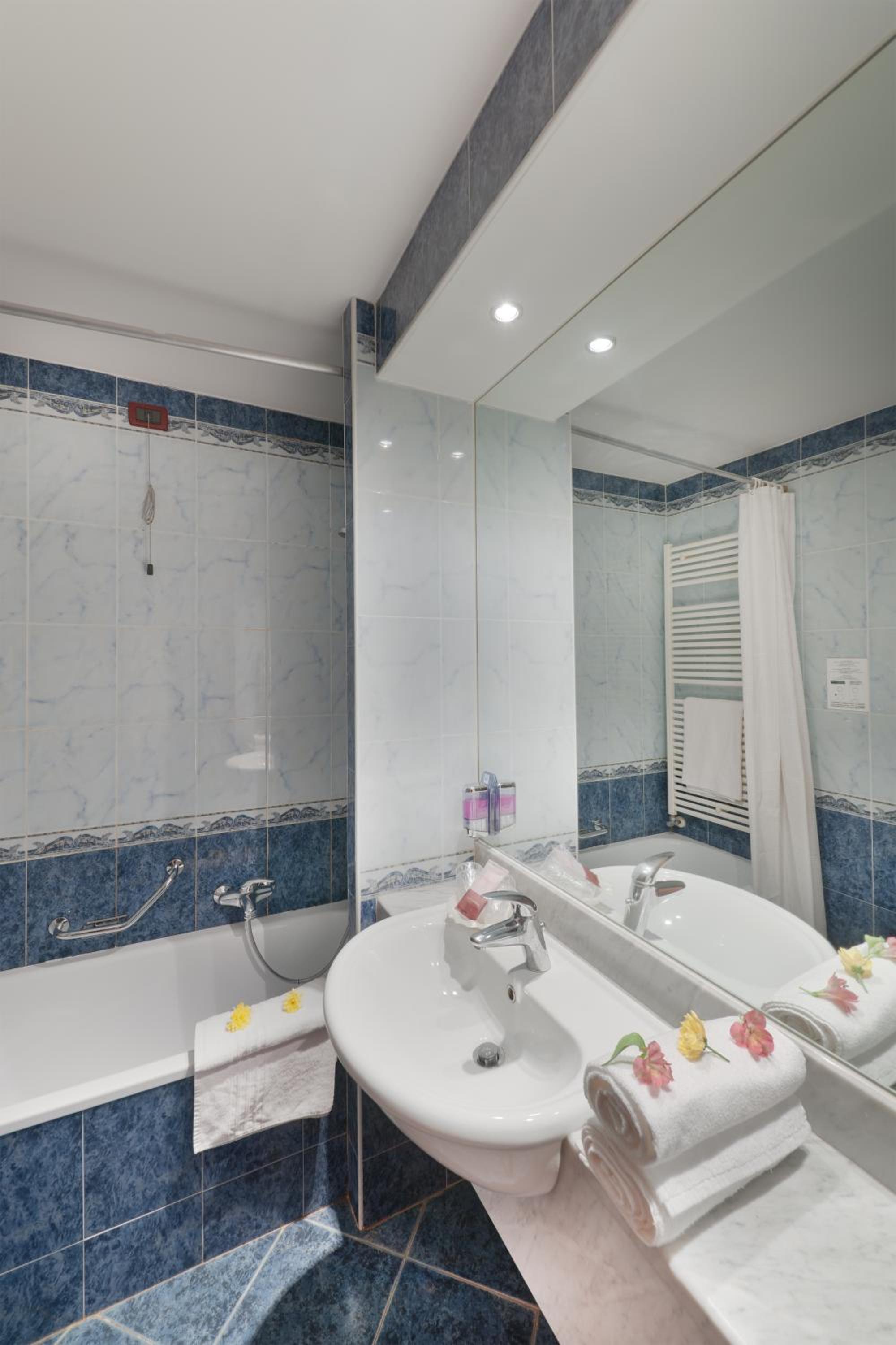 Double or Twin Room - Photo 3