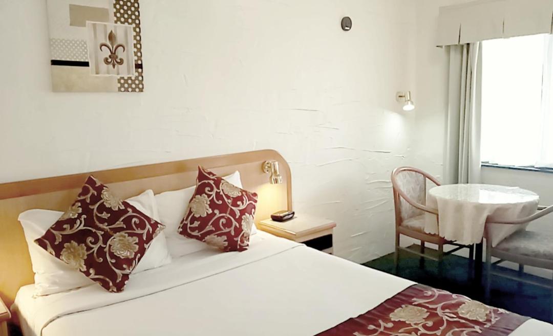 Queen Room photo 1