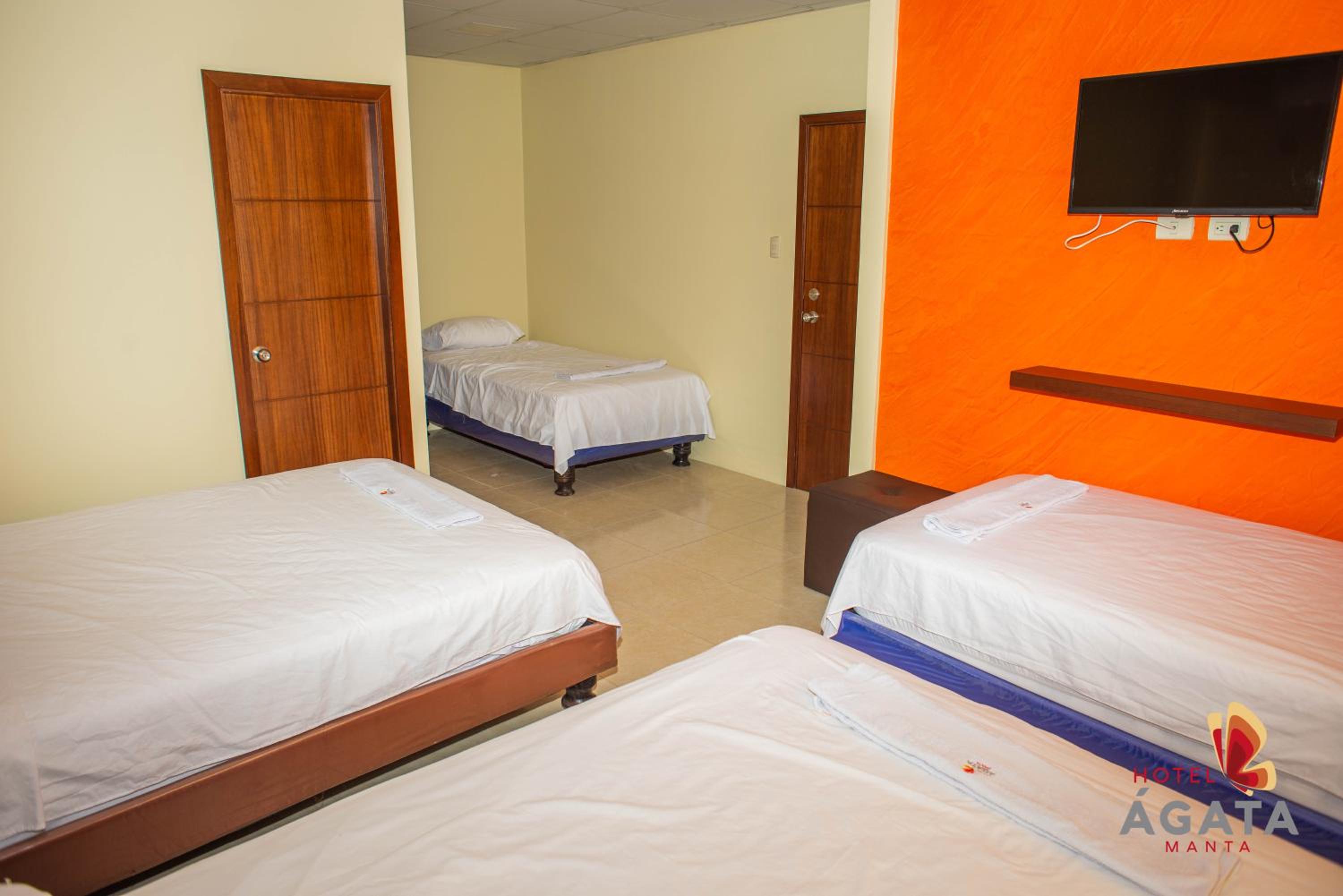 Quadruple Room With Private Bathroom photo 2