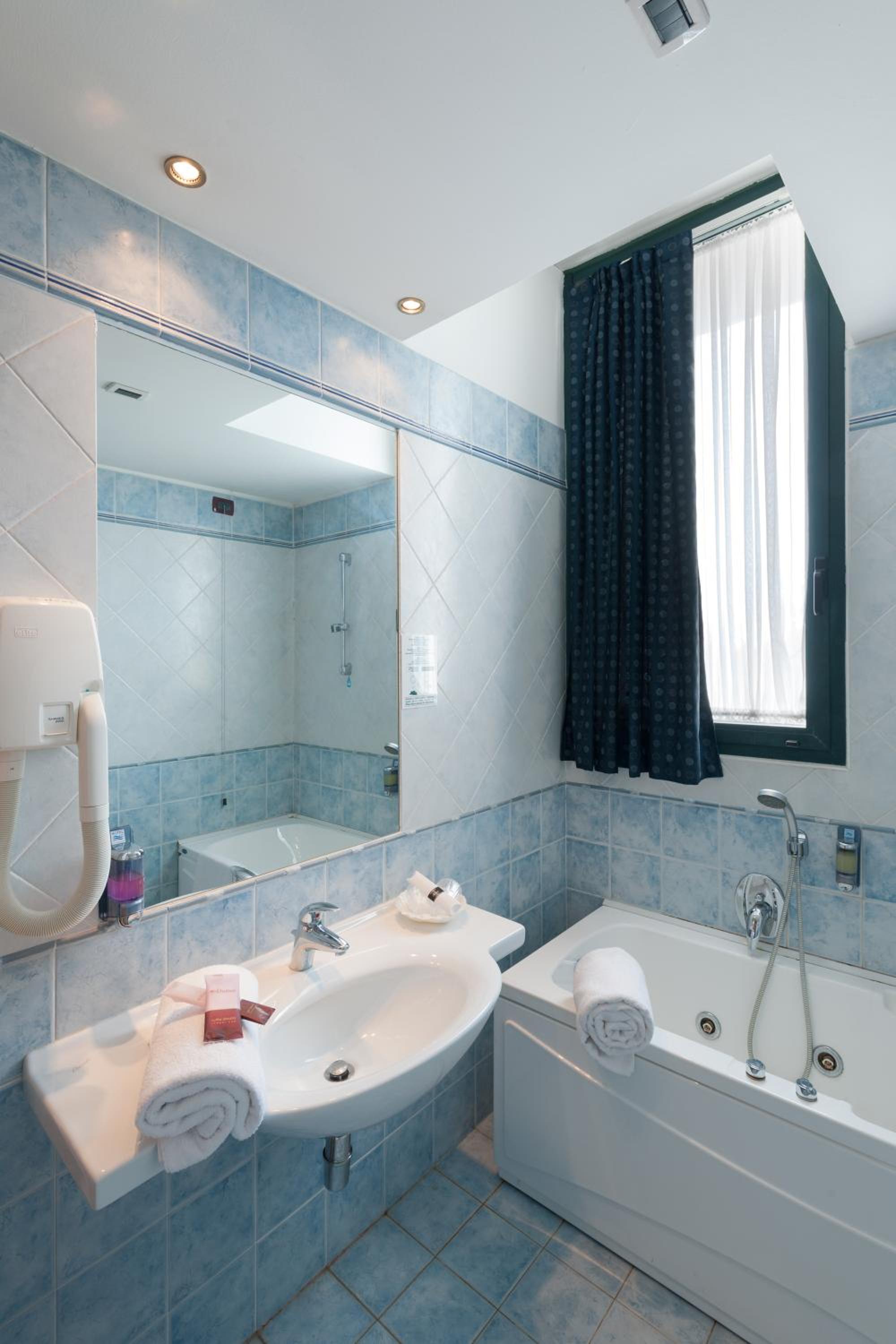Double or Twin Room - Photo 4