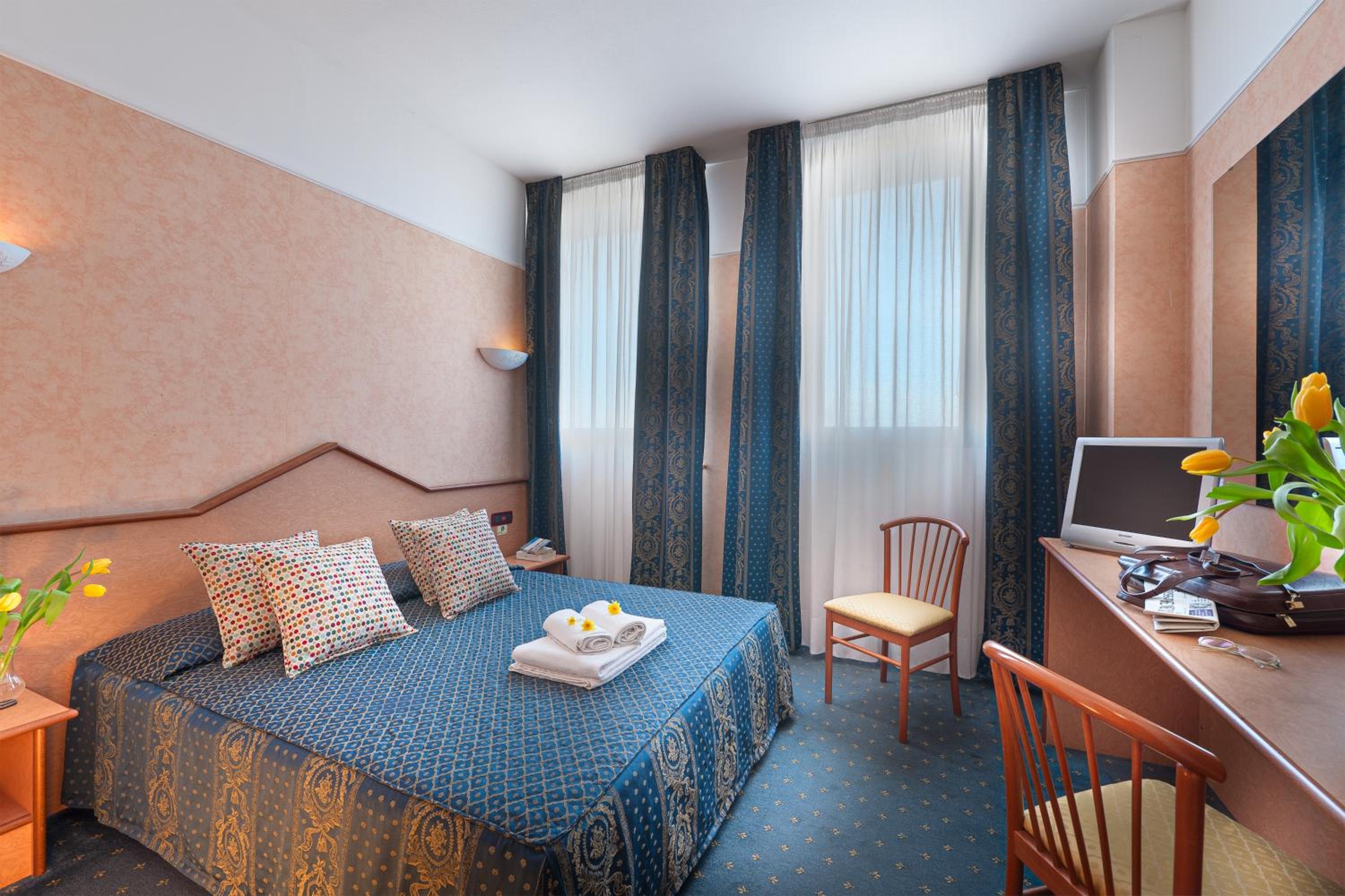 Double or Twin Room - Photo 6