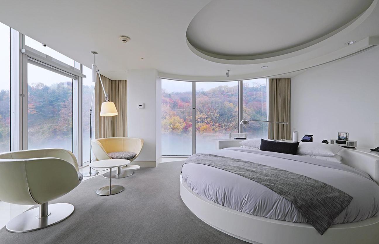 Junior Corner Suite with Mountain View