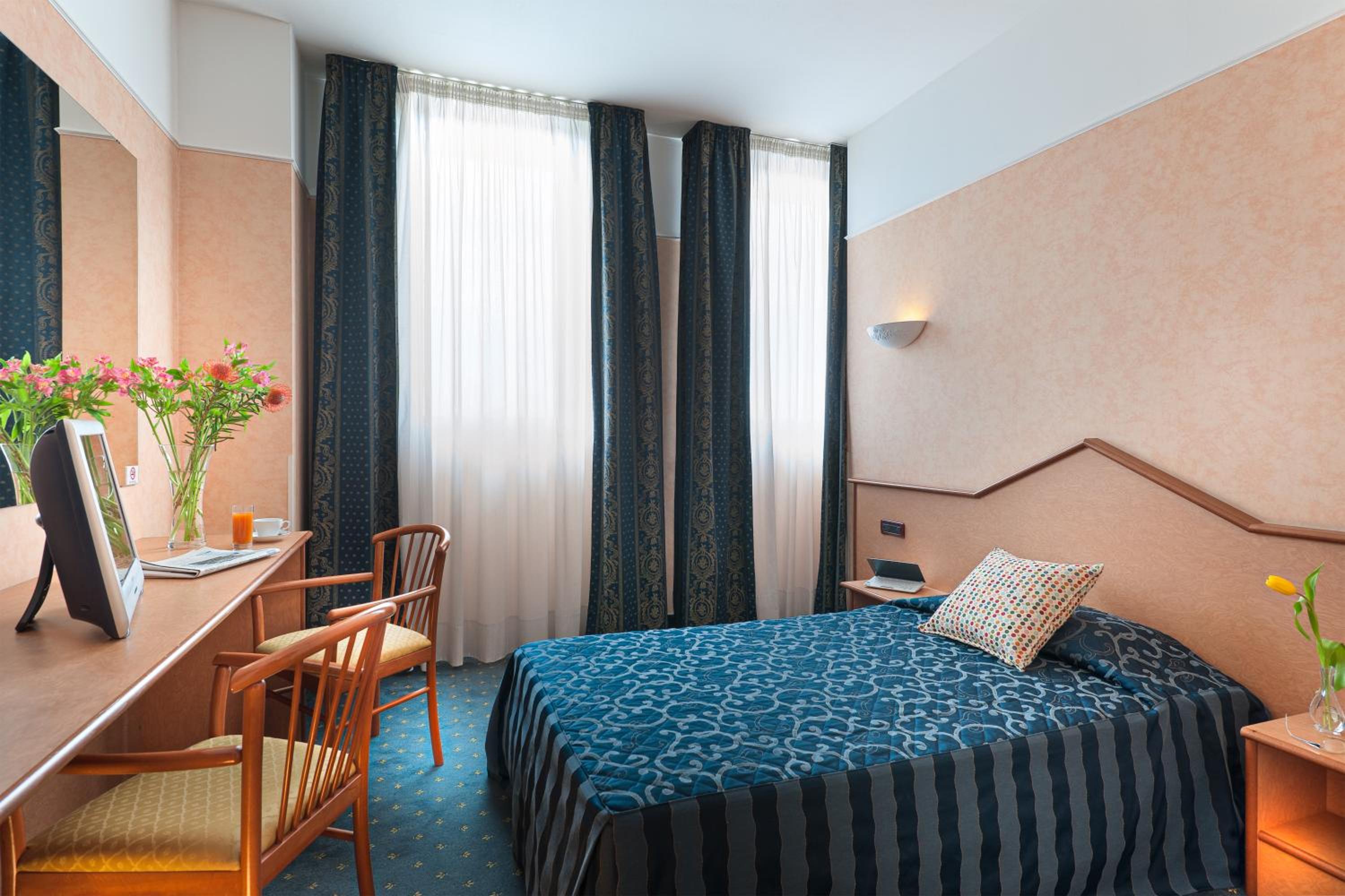 Single Room photo 3