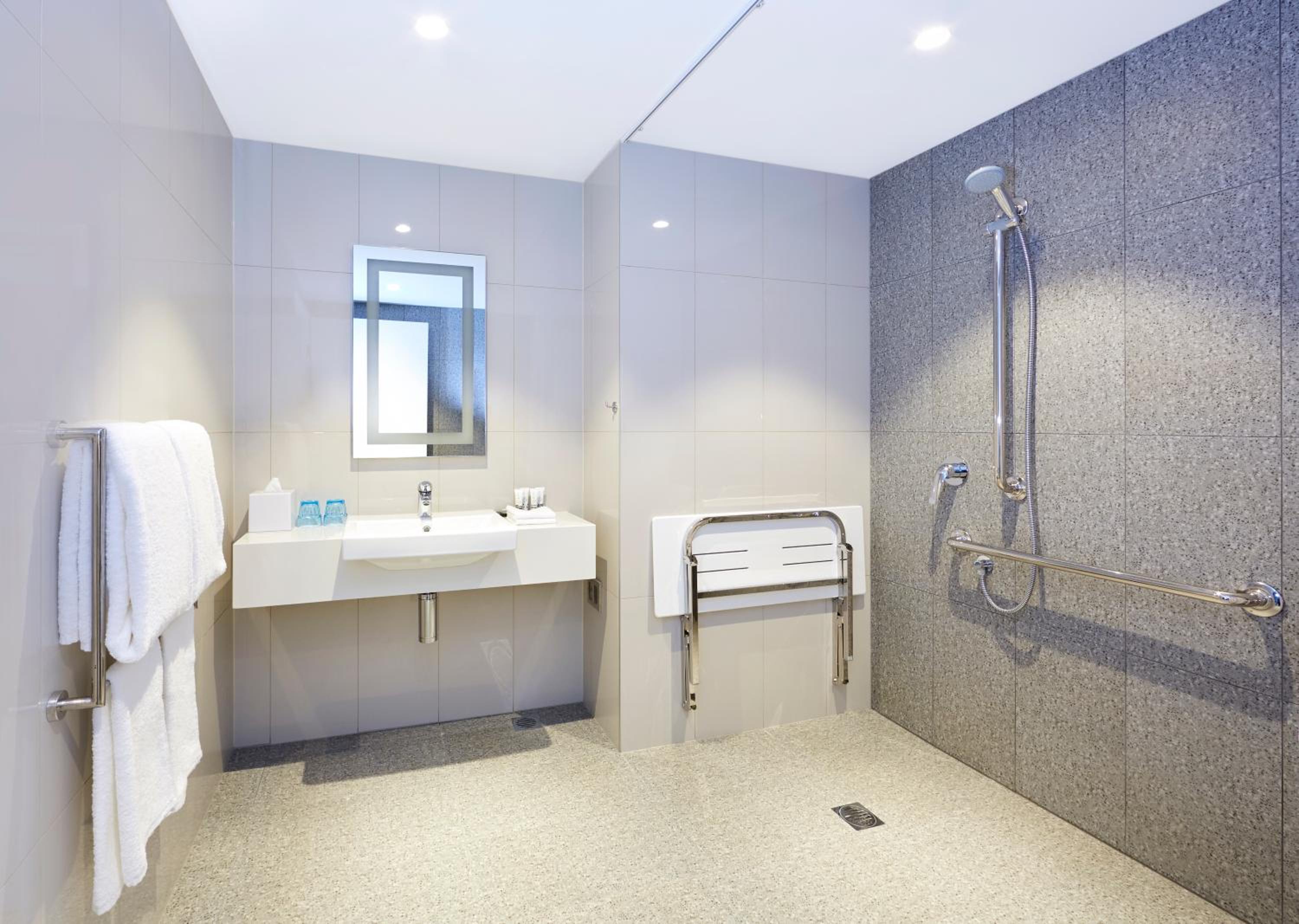 Standard Queen Room - Accessible with Free Breakfast