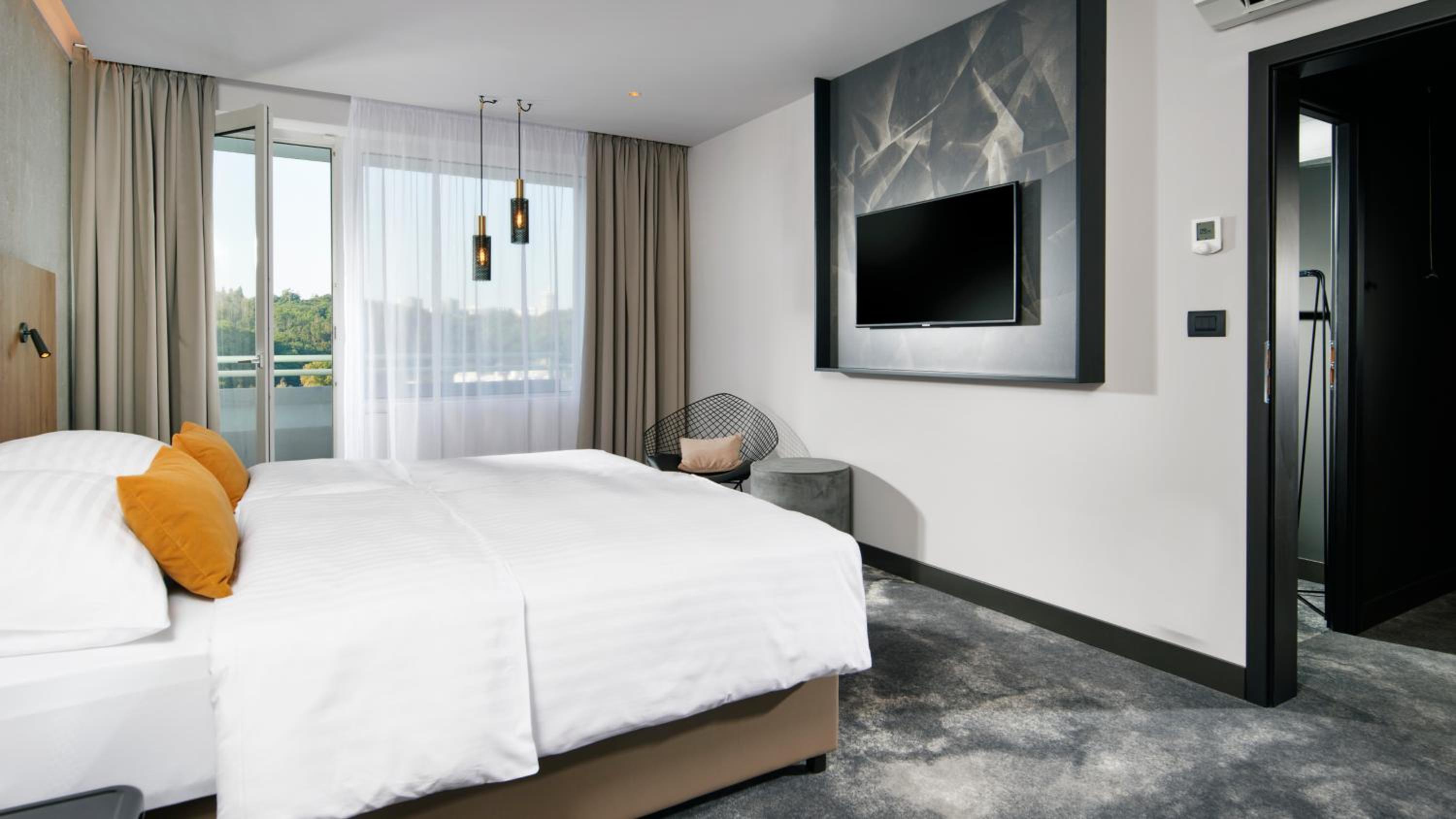 Executive Suite - Photo 2