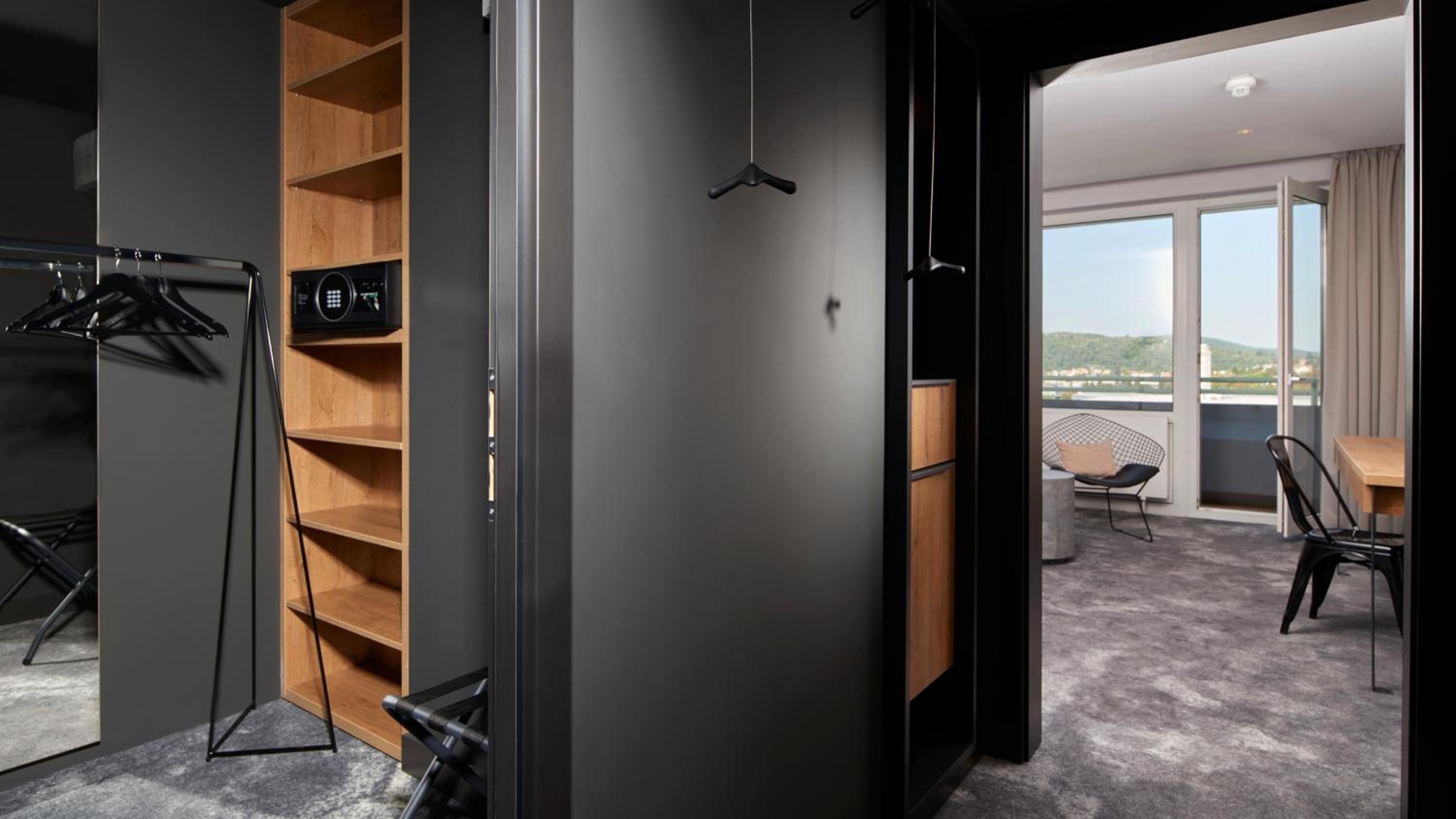 Executive Suite - Photo 4