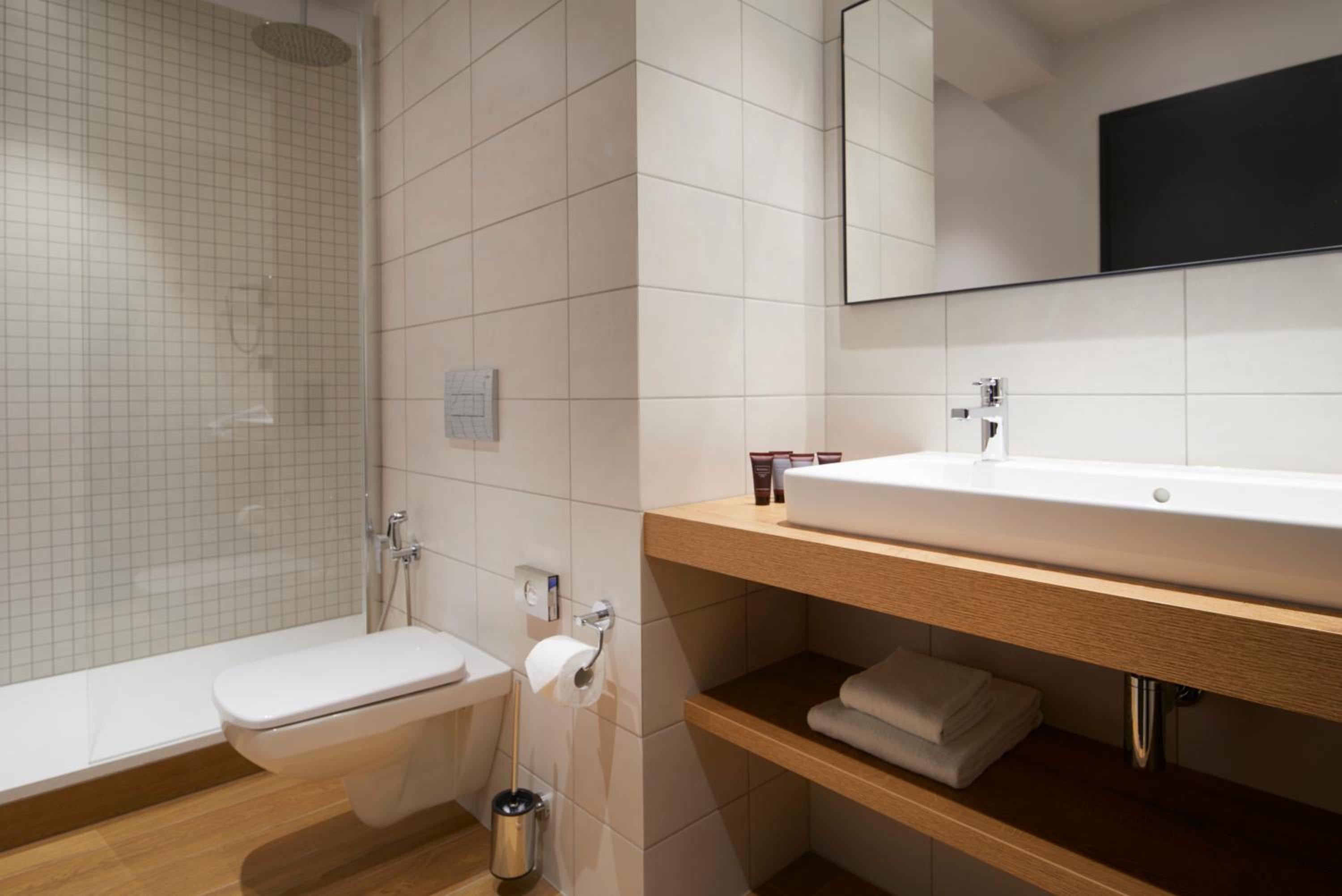 Executive Suite - Photo 5