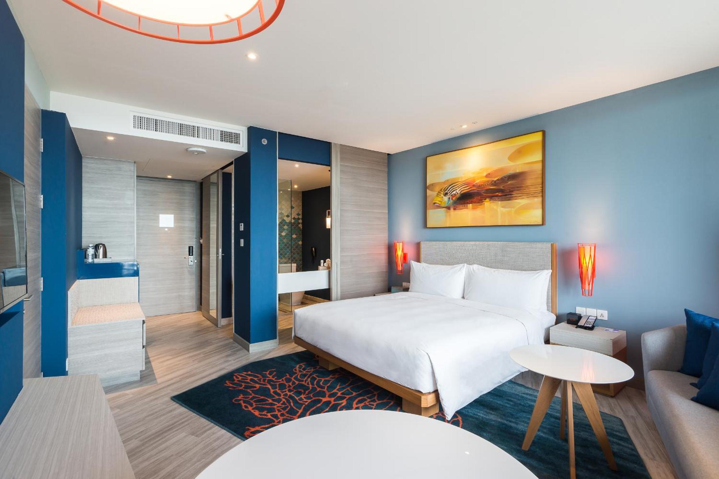 Standard King Room with Ocean View -High Floor thumbnail 5