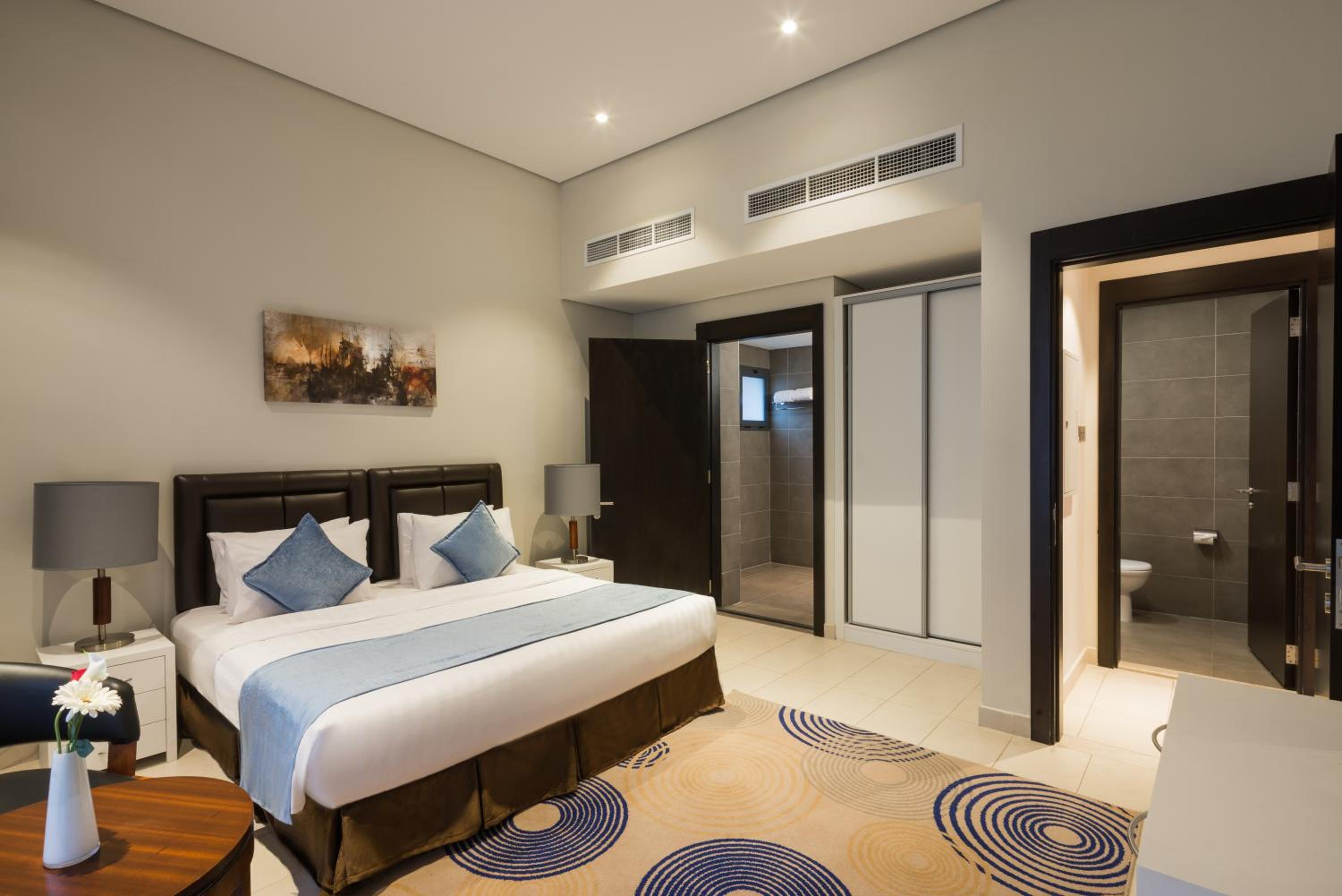 Standard Suite with City View - Photo 4
