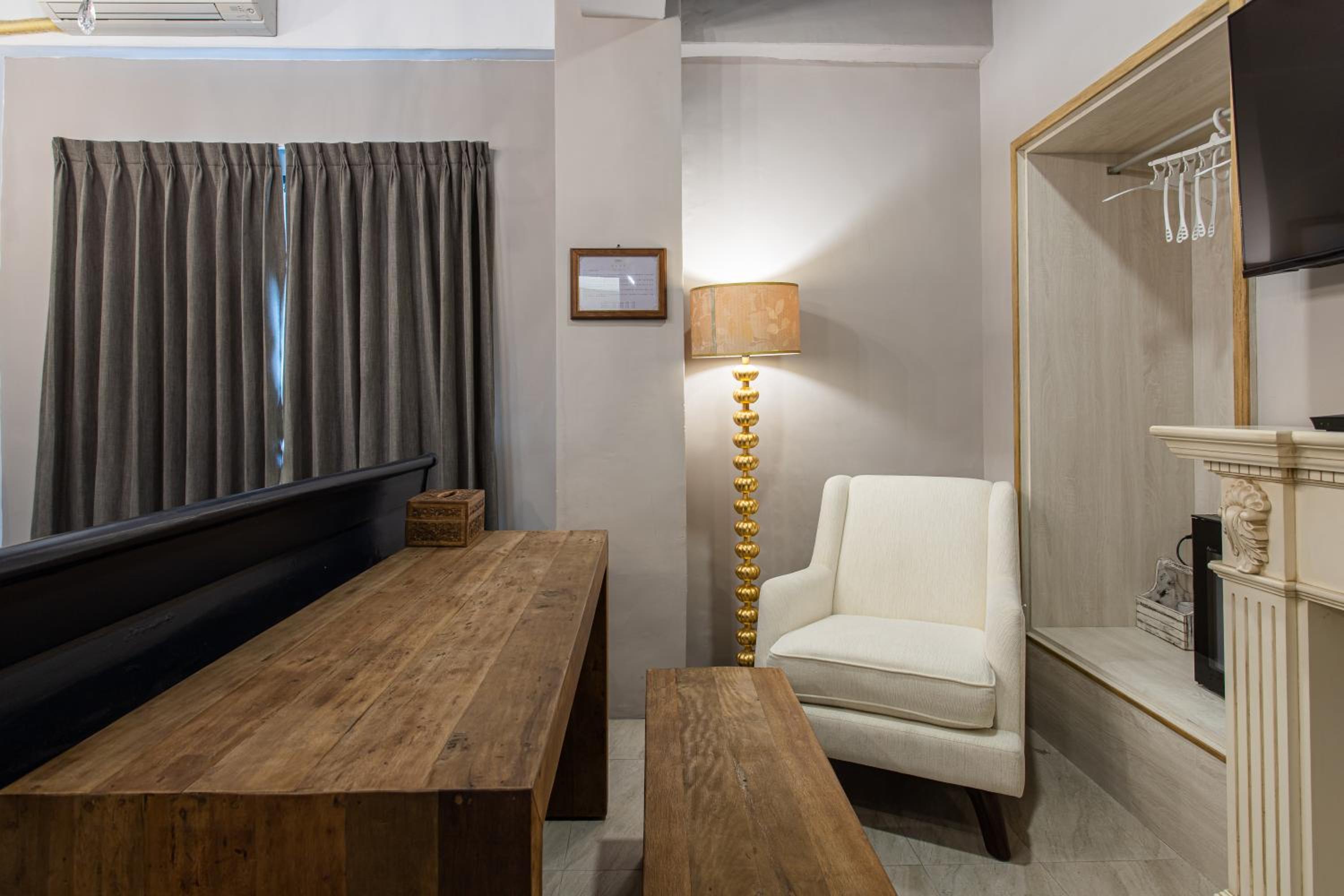 Queen Room with Balcony photo 2