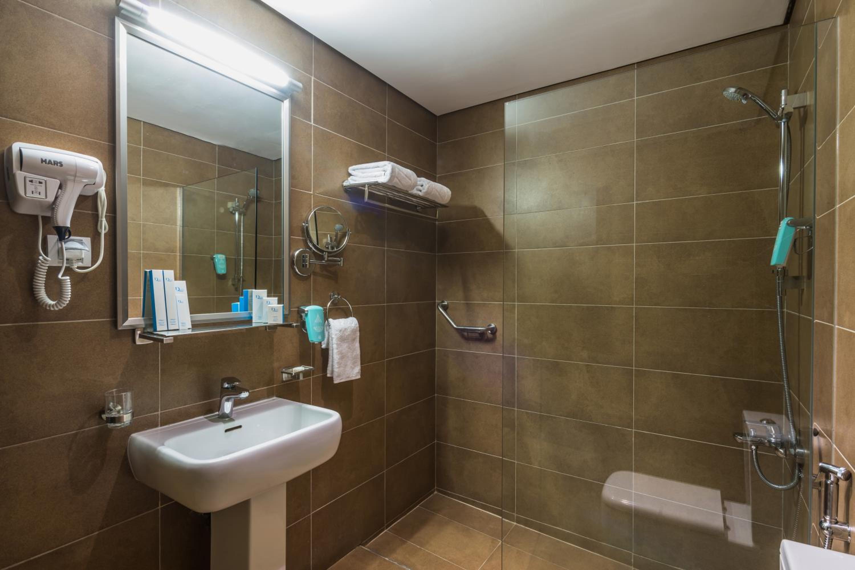 Executive Suite - Photo 11