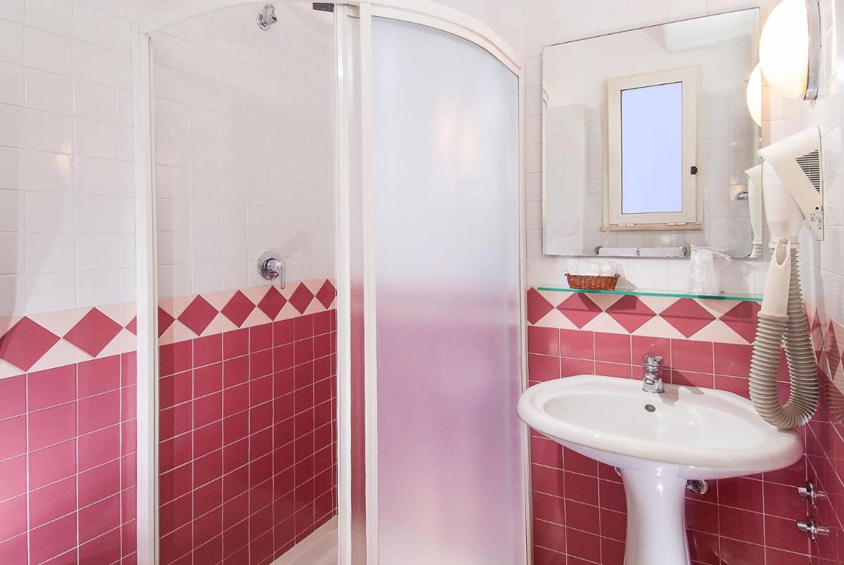 Double or Twin Room with Private Bathroom - Photo 2