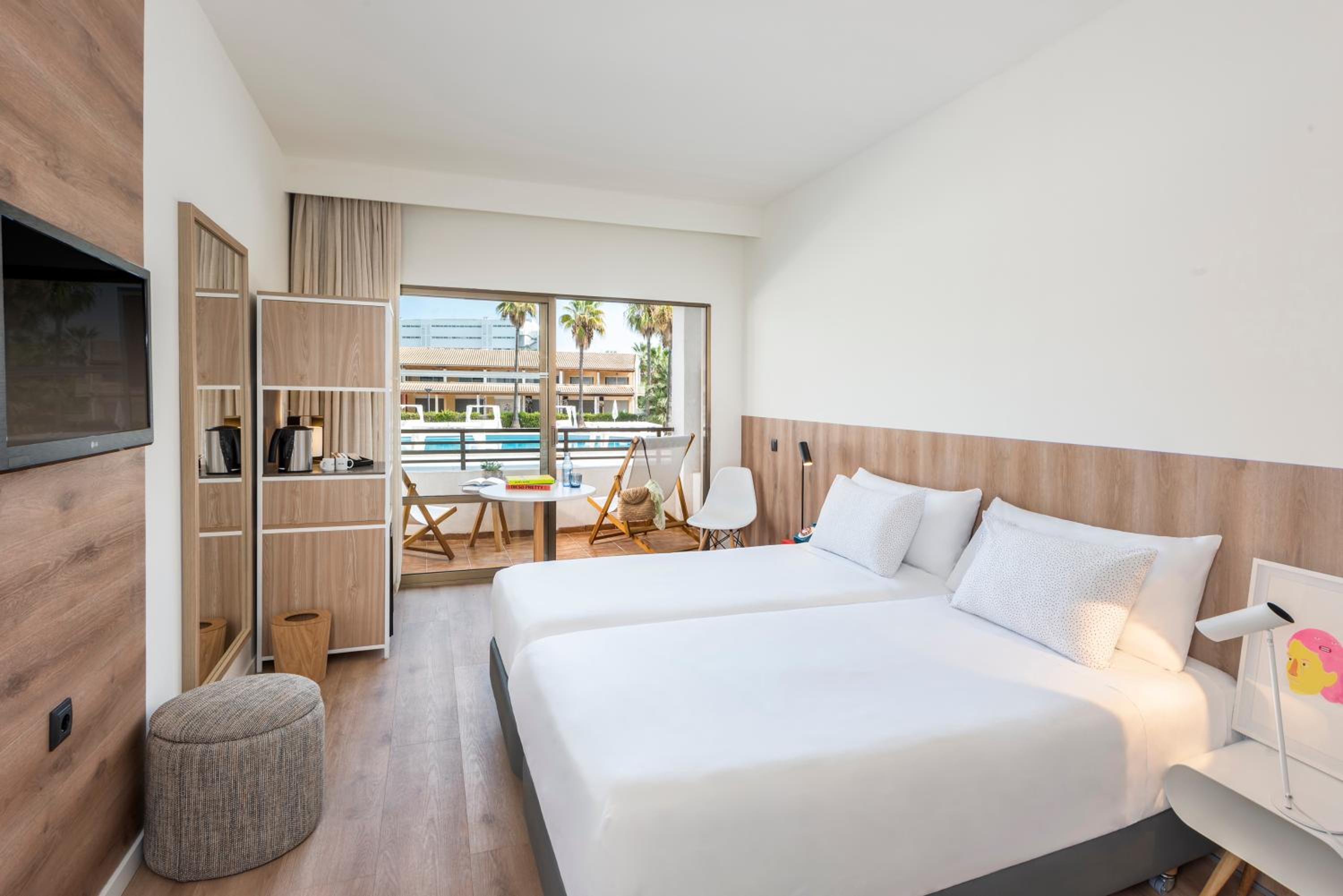 The Innside Room with Pool View thumbnail 5