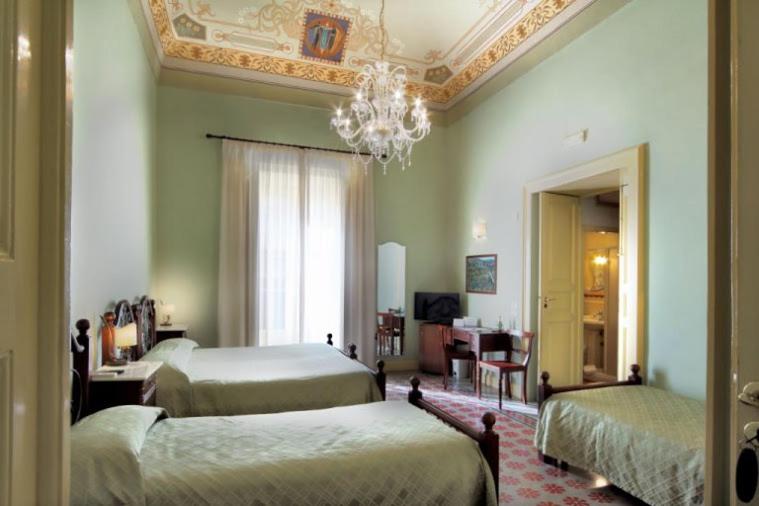 Quadruple Room with Balcony - Photo 4