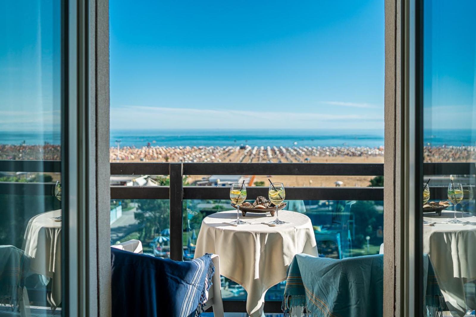 Quadruple Room with Sea View - Photo 3