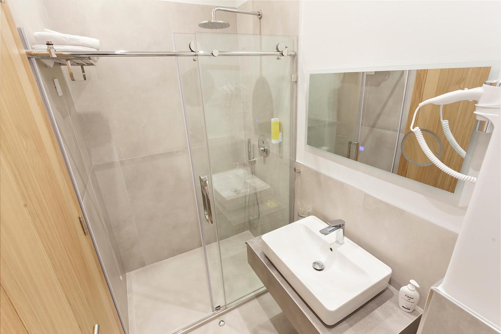 Double or Twin Room - Photo 6