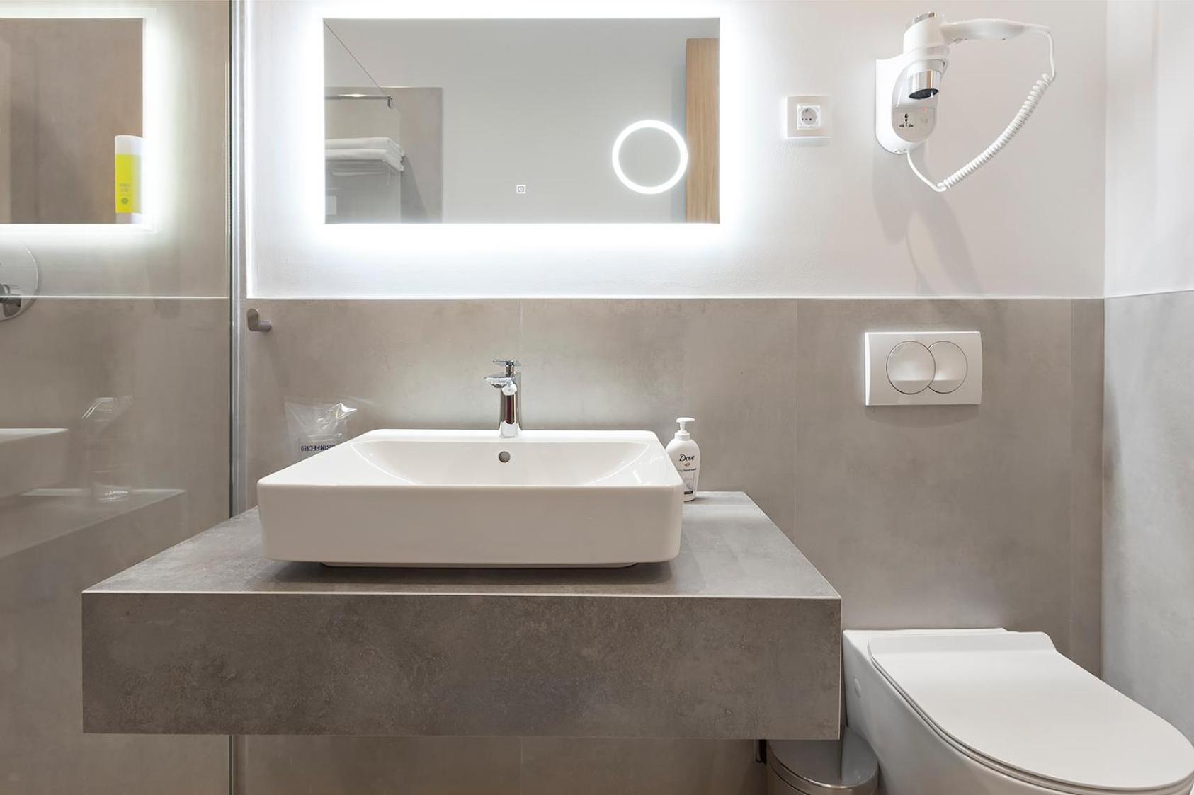 Large Double or Twin Room - Photo 8
