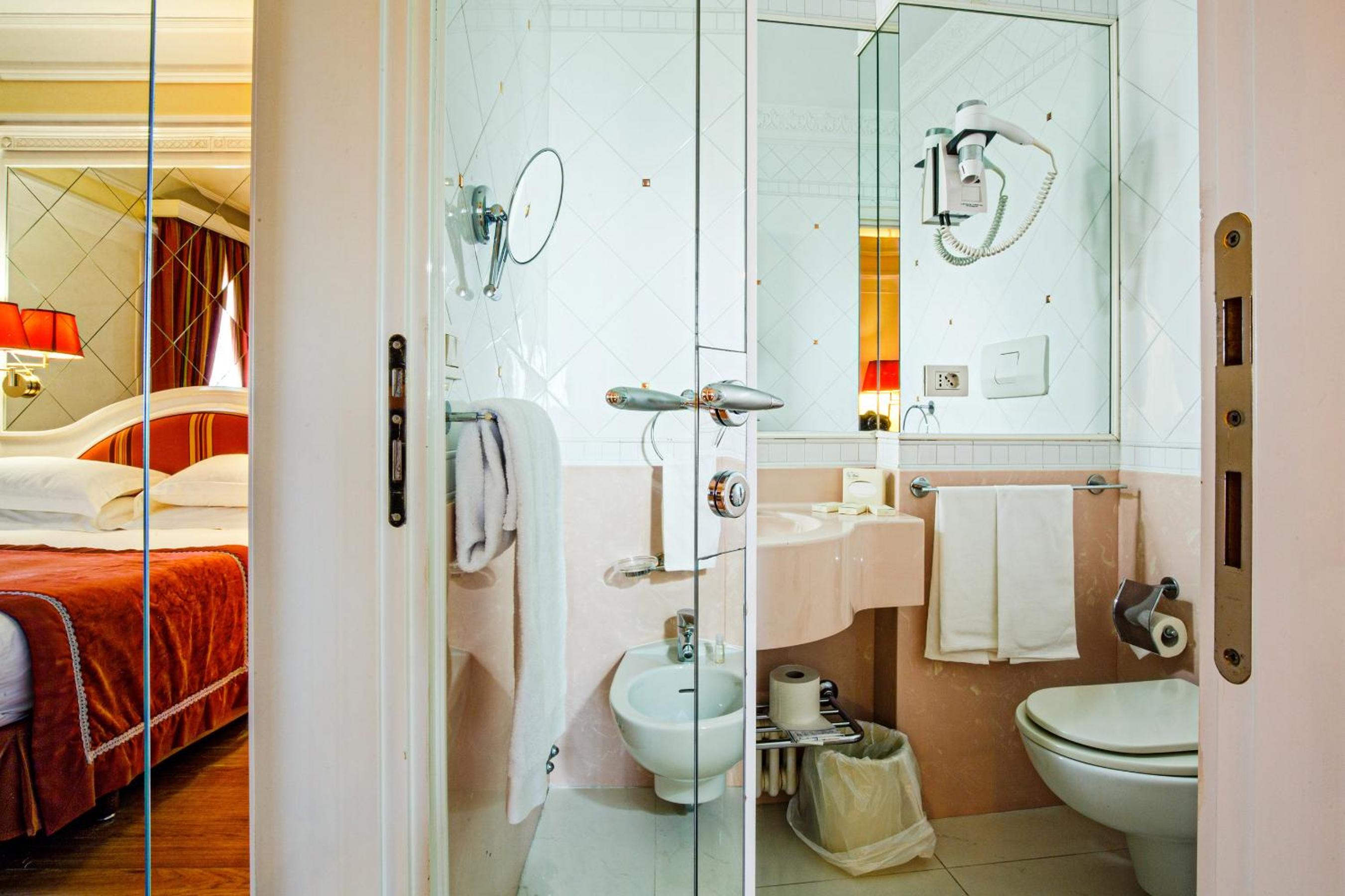 Deluxe Double or Twin Room - Photo 8