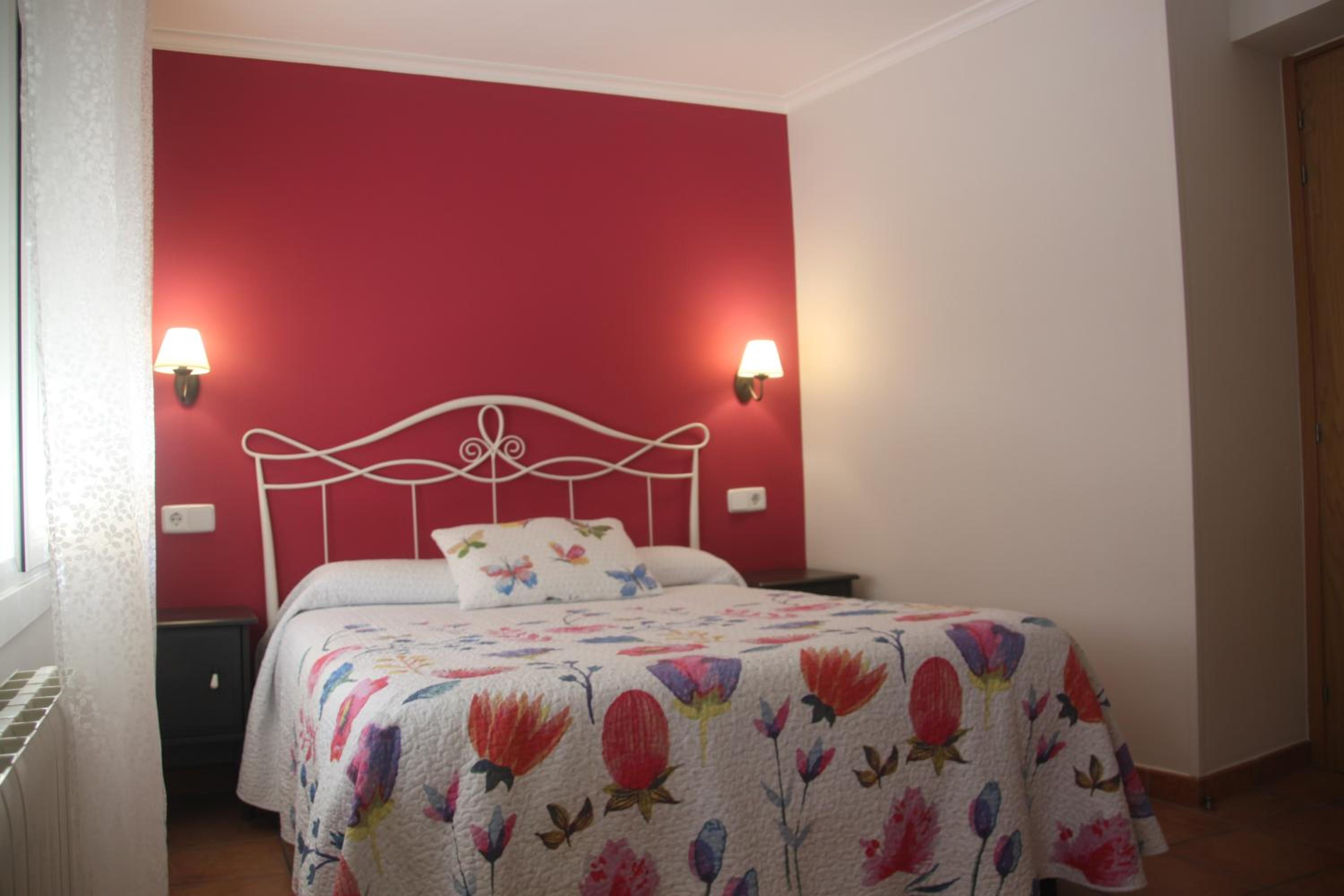 Three-Bedroom Apartment (6 Adults) - Photo 2