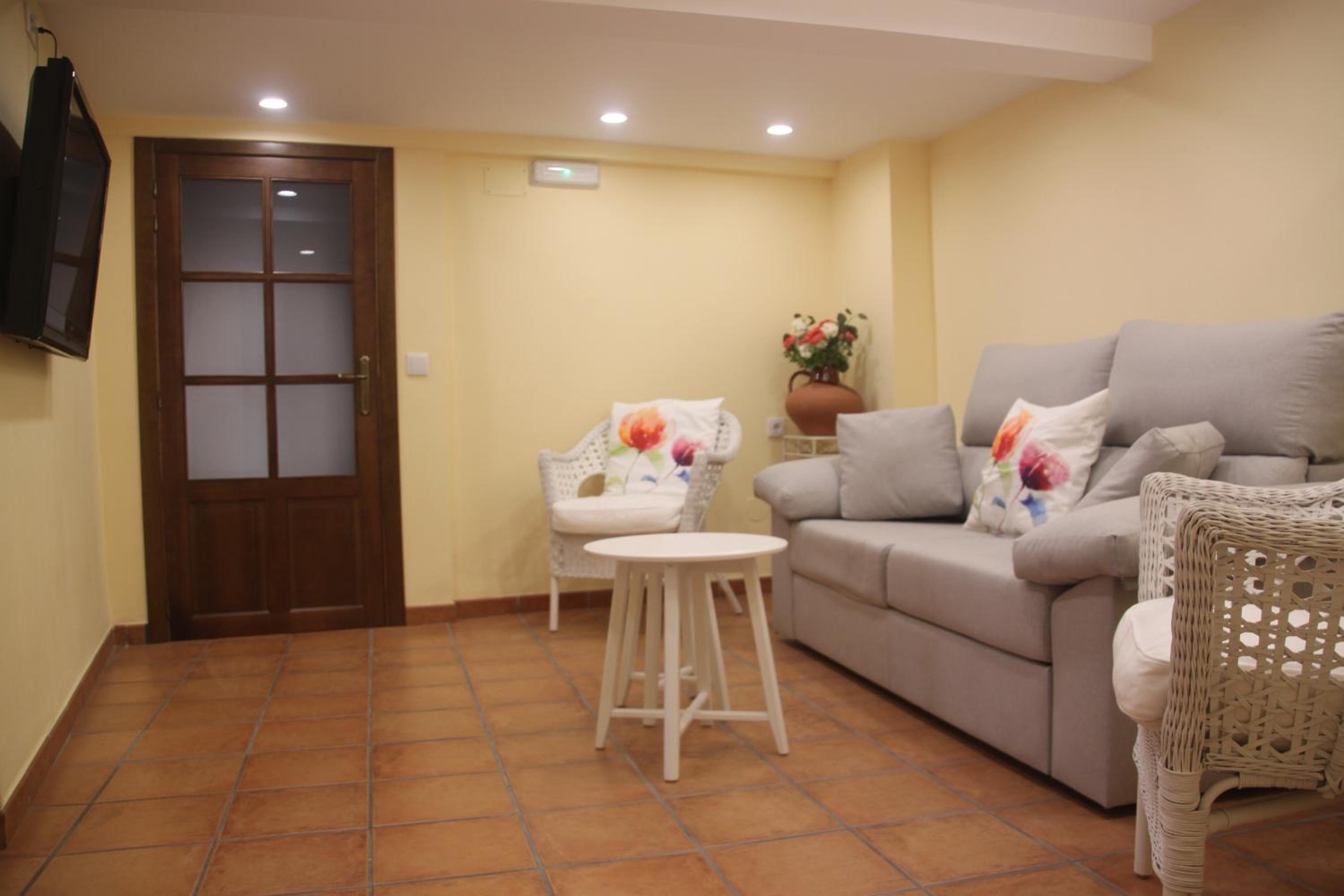 Three-Bedroom Apartment (6 Adults) - Photo 4