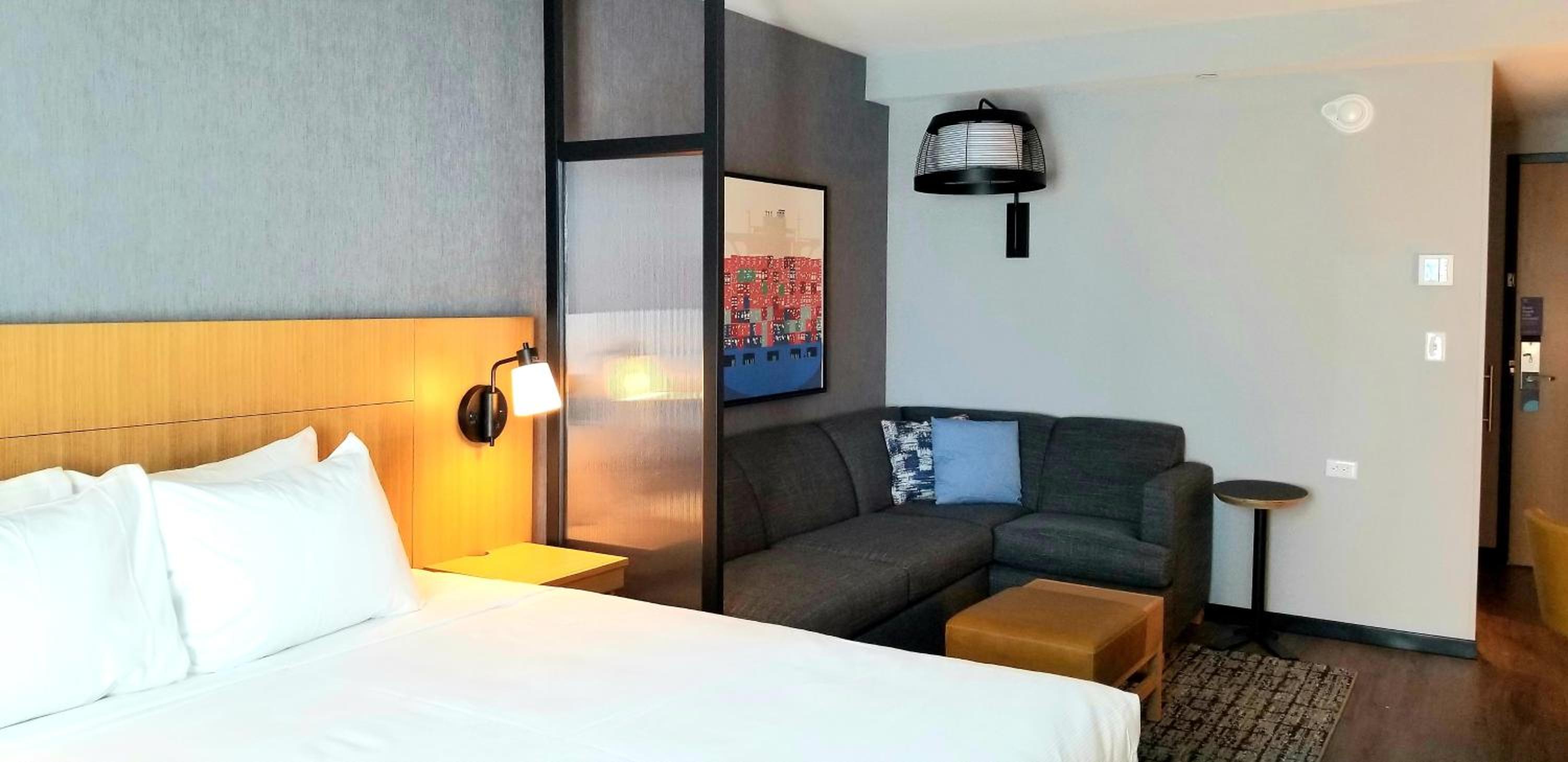 Standard King Room with Sofa Bed - Photo 3