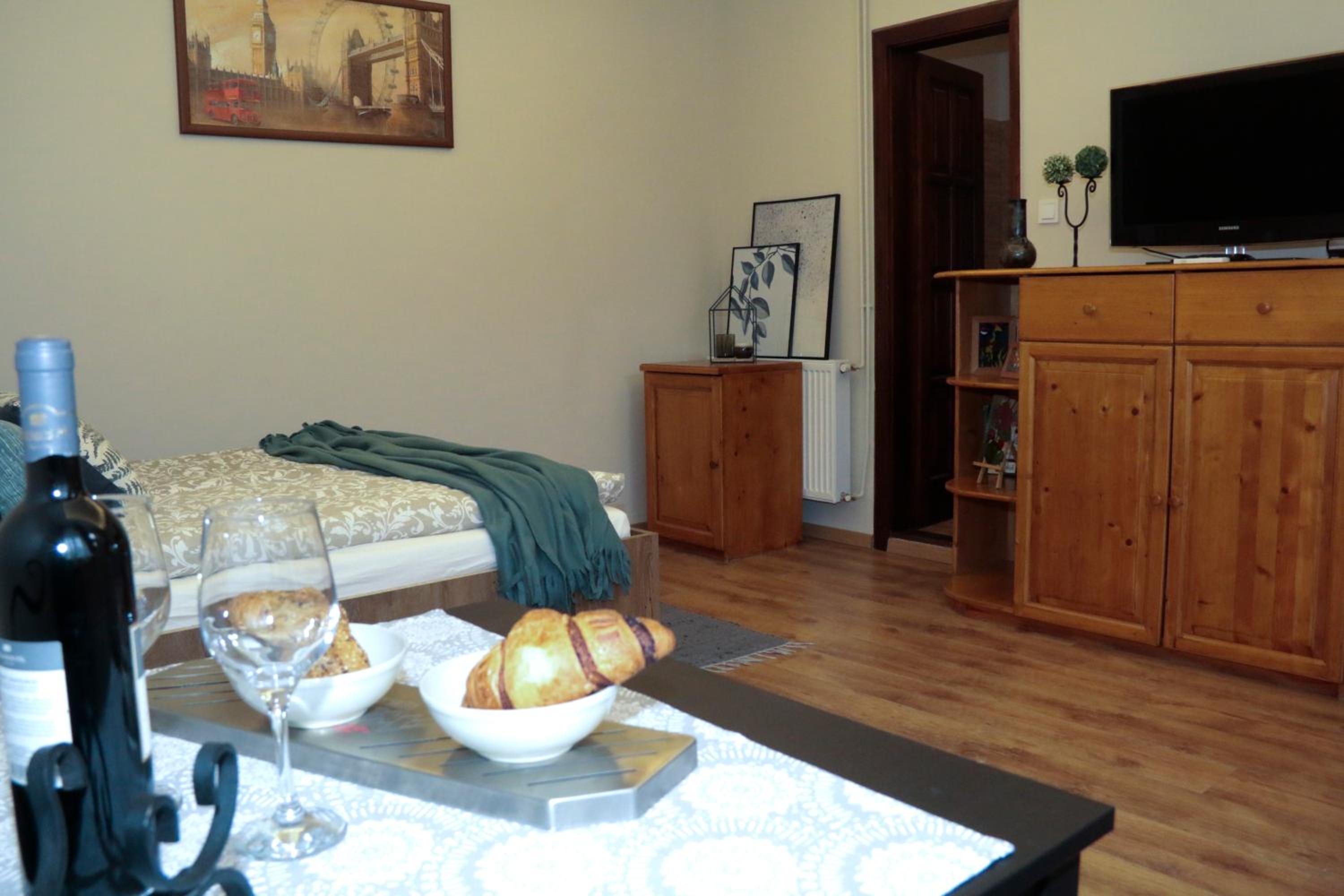 One-Bedroom Apartment photo 1