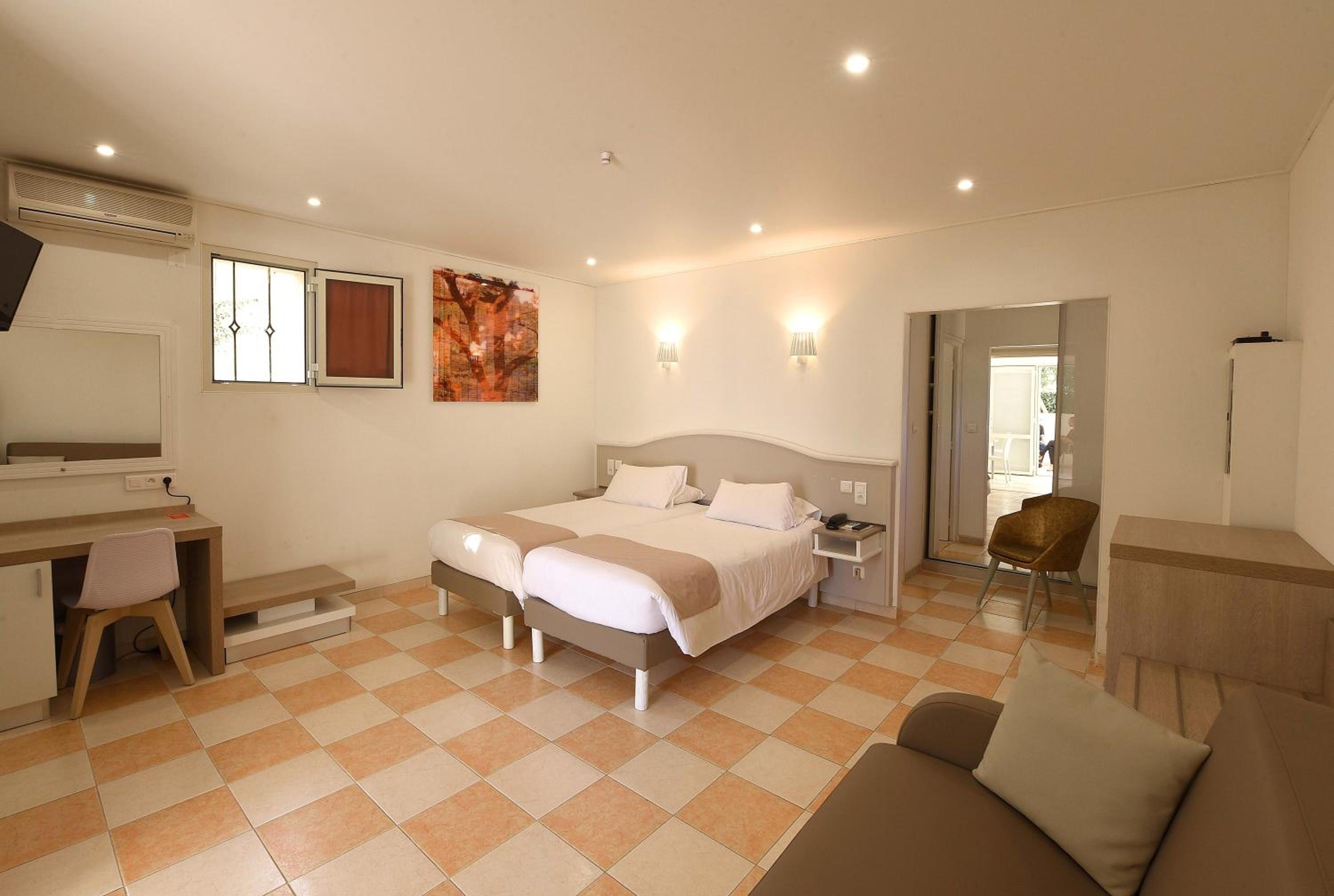 Twin Room - Photo 2