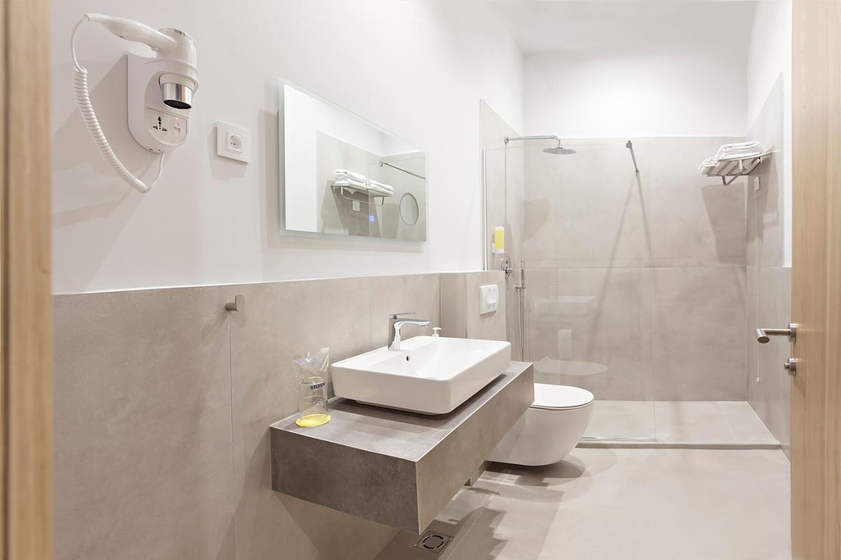 Large Double or Twin Room - Photo 7